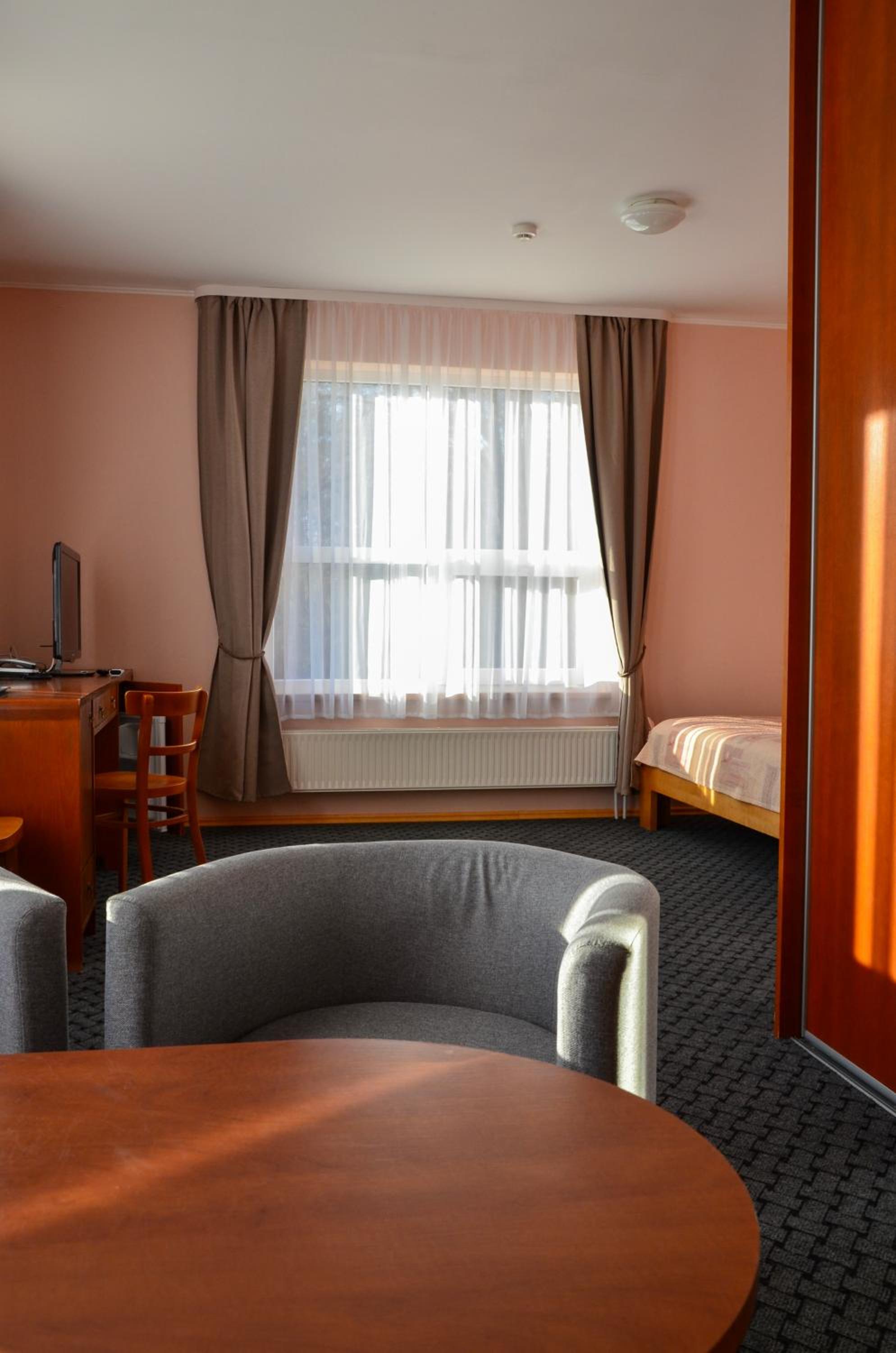 One-Bedroom Apartment - Photo 2