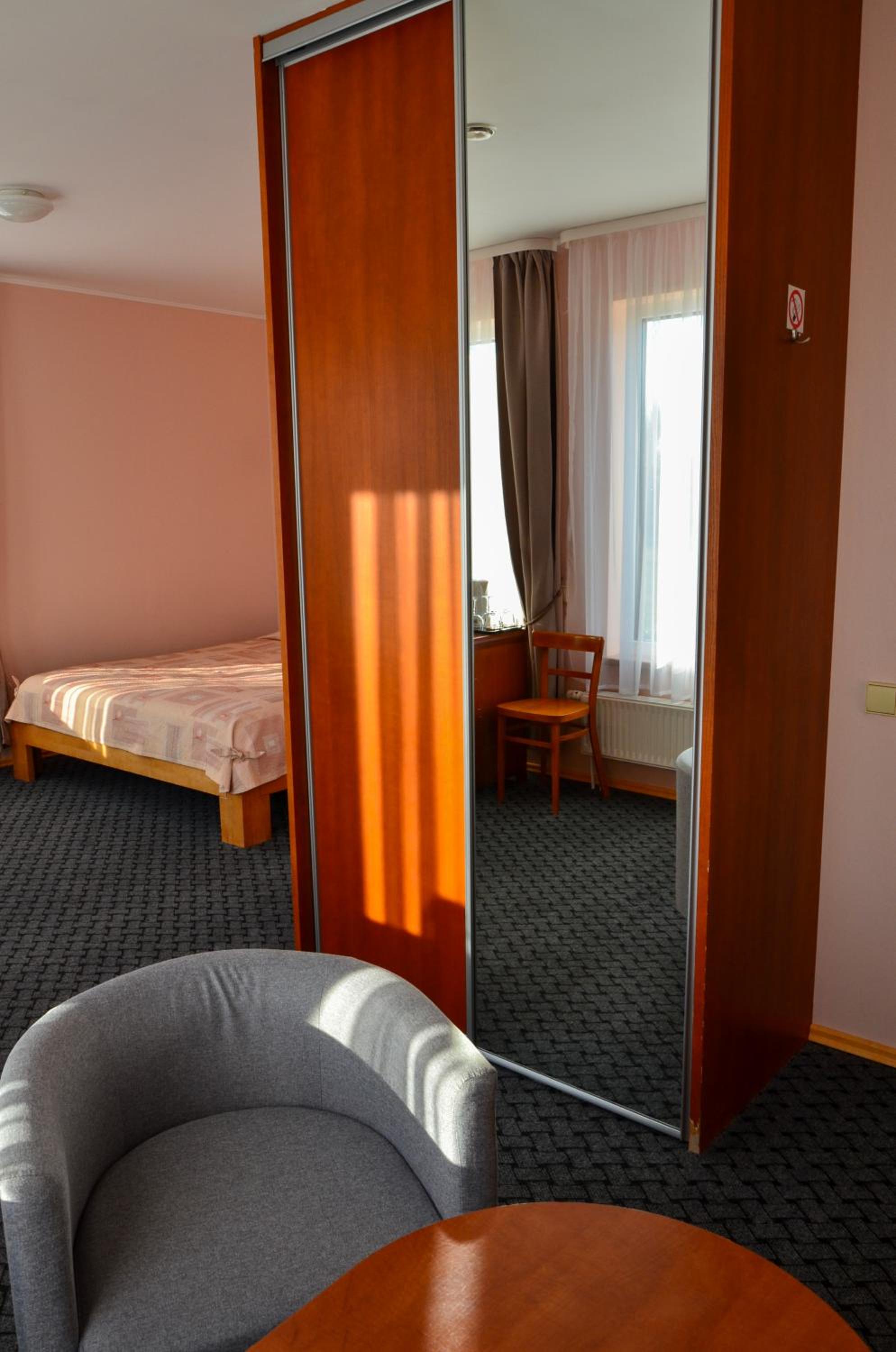 One-Bedroom Apartment - Photo 8