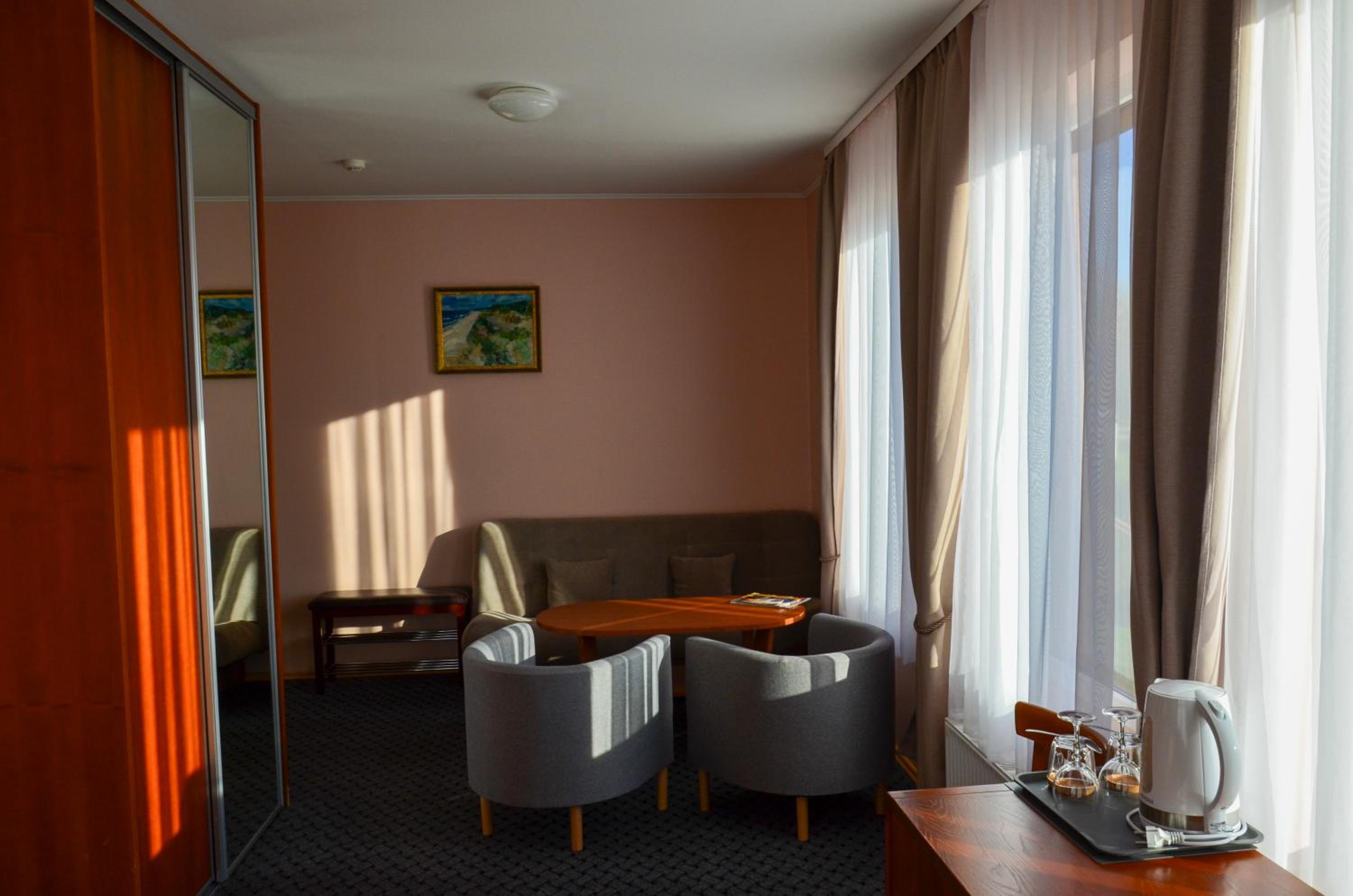 One-Bedroom Apartment - Photo 3