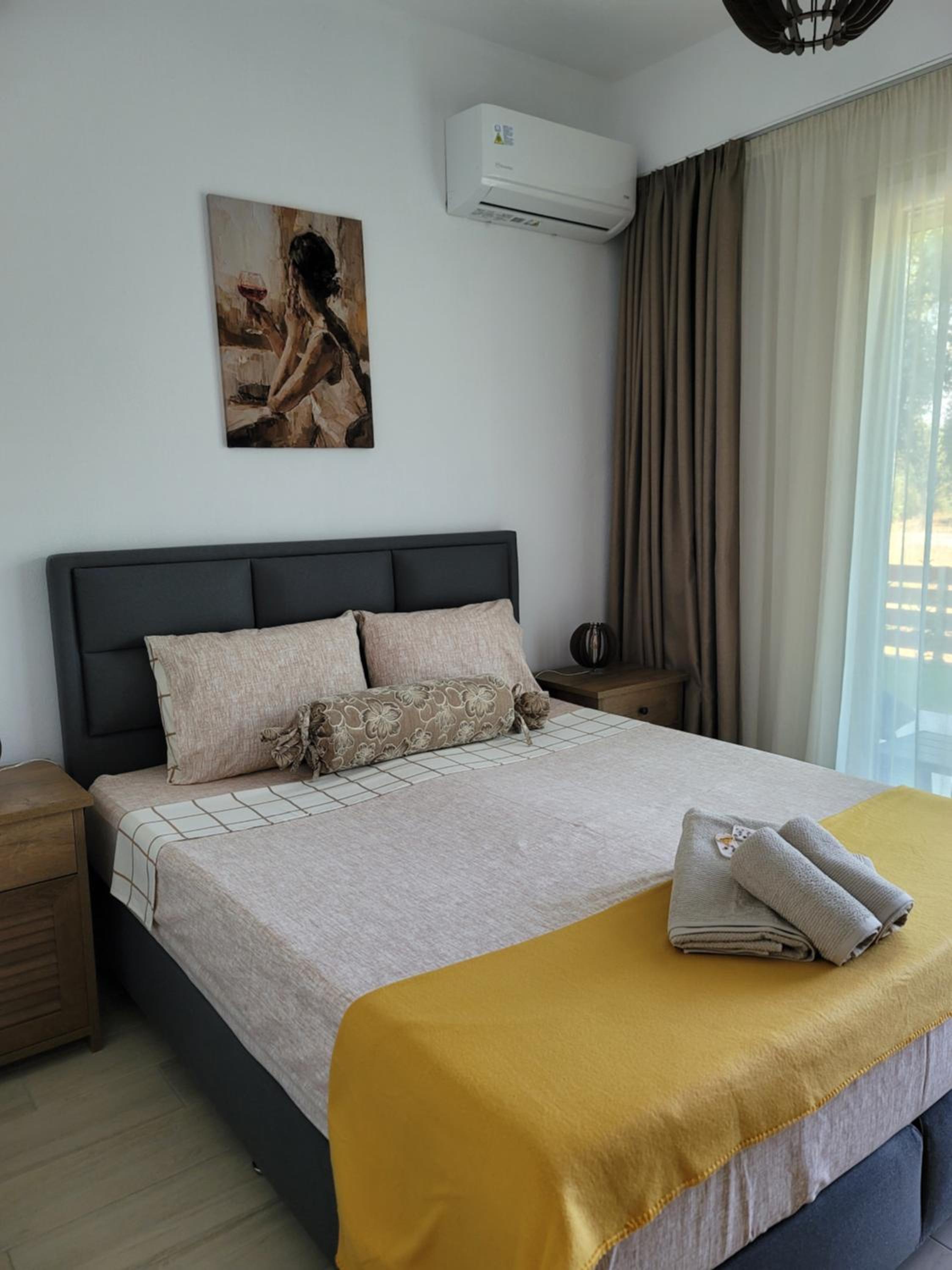 One-Bedroom Apartment photo 1