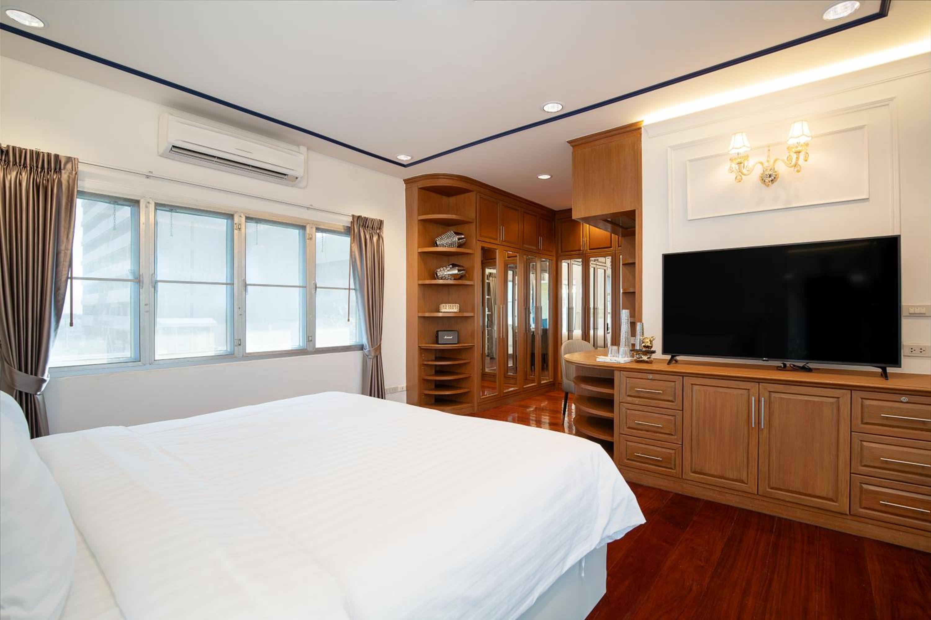 Penthouse Suite with Pool Access photo 3