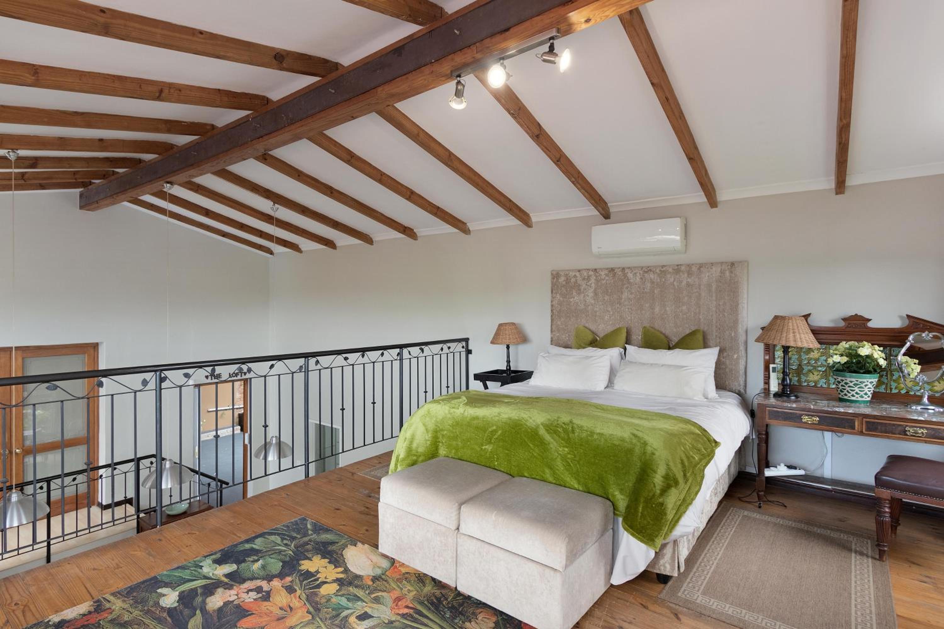 Open Plan One-Bedroom Apartment with Garden View photo 3