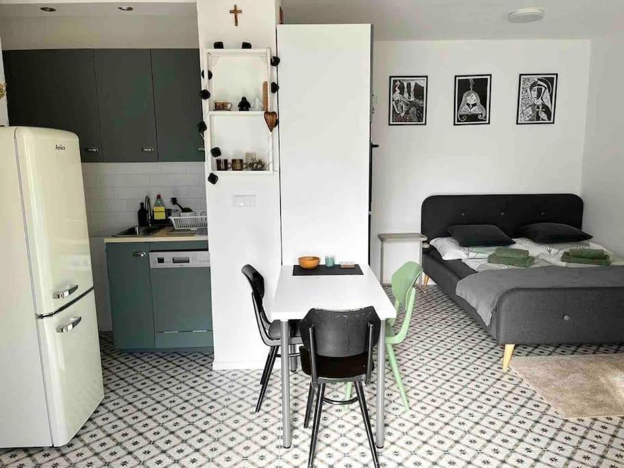 One-Bedroom Apartment photo 1