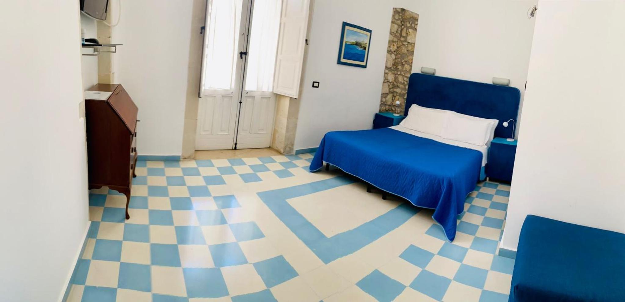 Classic Suite with Balcony - Photo 5