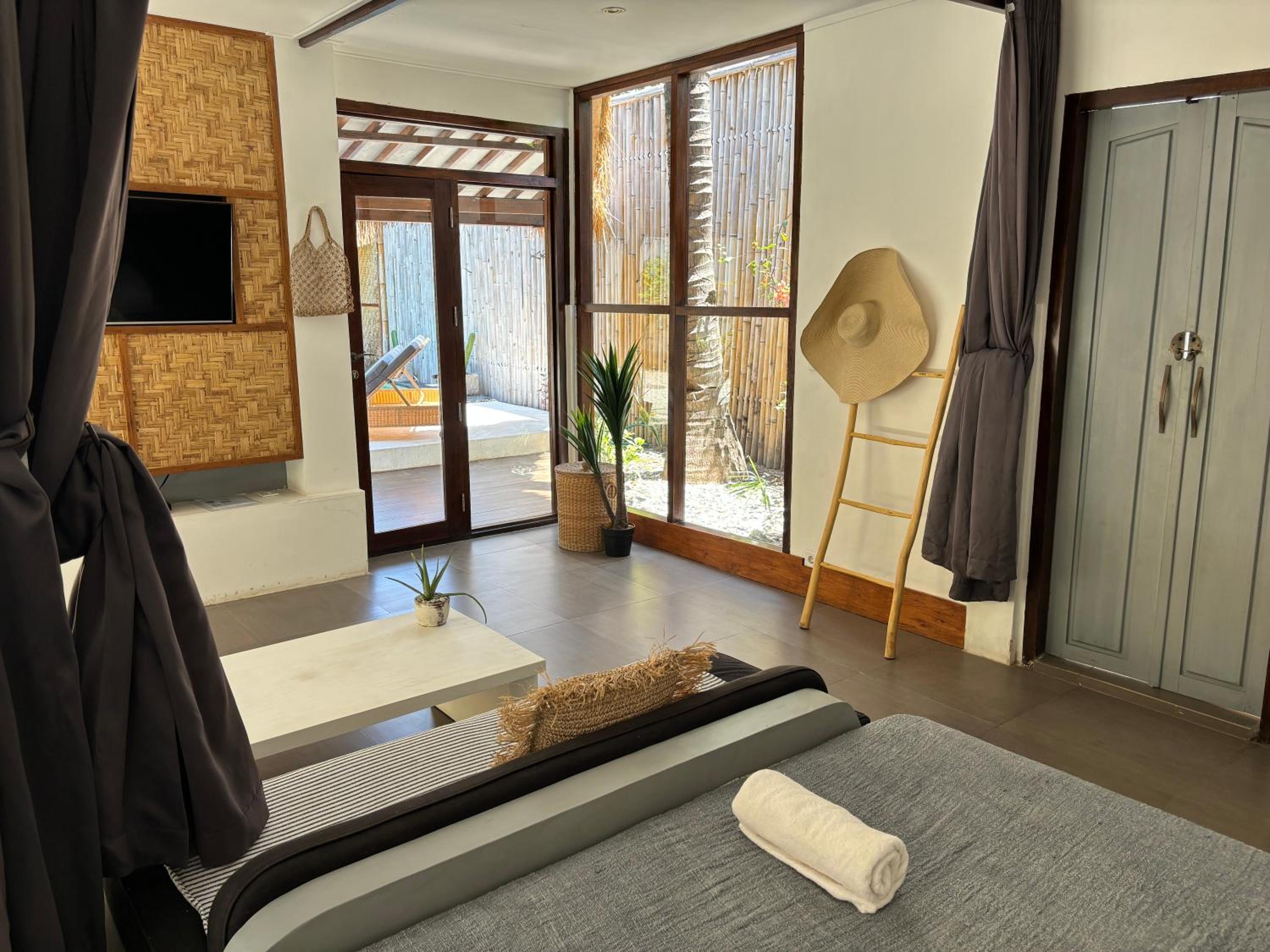 Villa with Private Pool - Photo 7