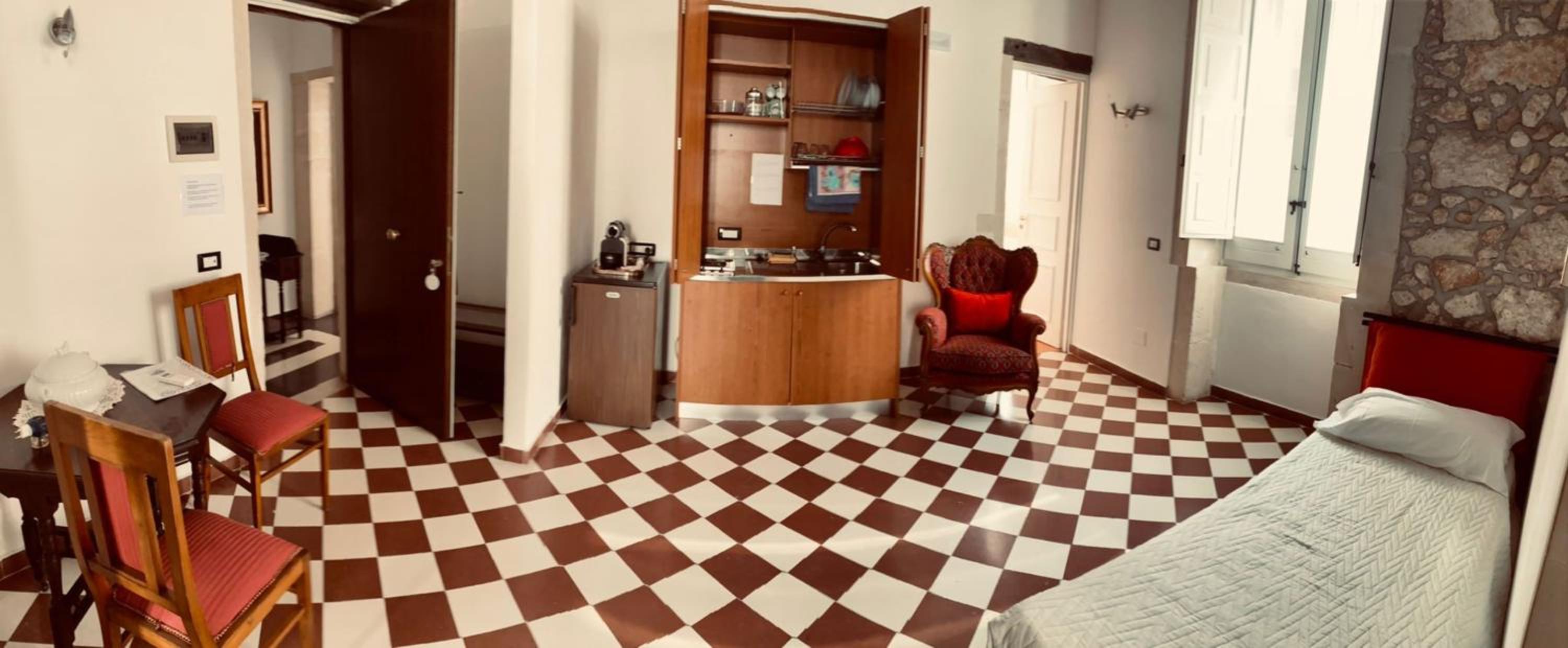 Deluxe Suite with Balcony - Photo 9