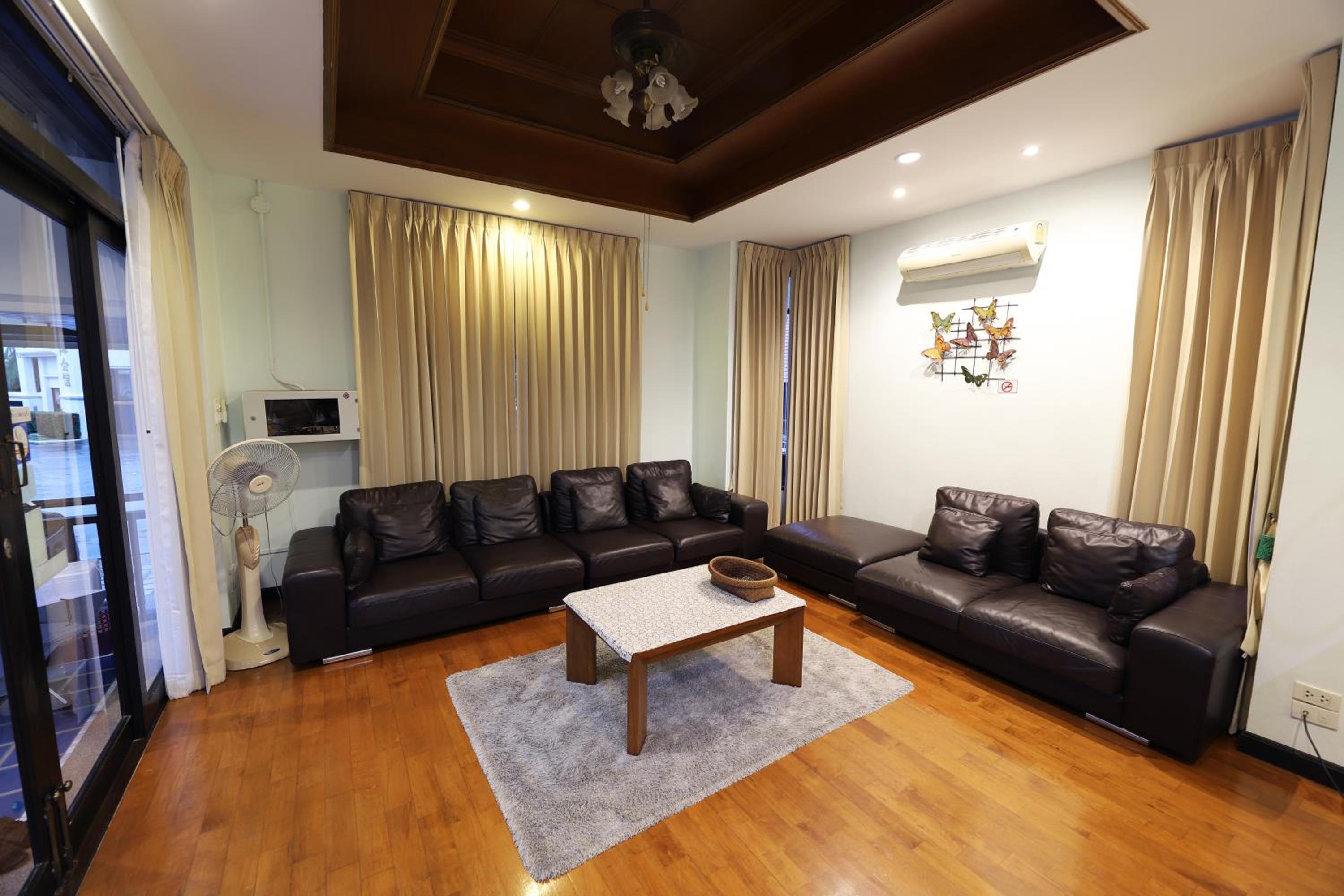 Villa with Private Pool - Photo 1