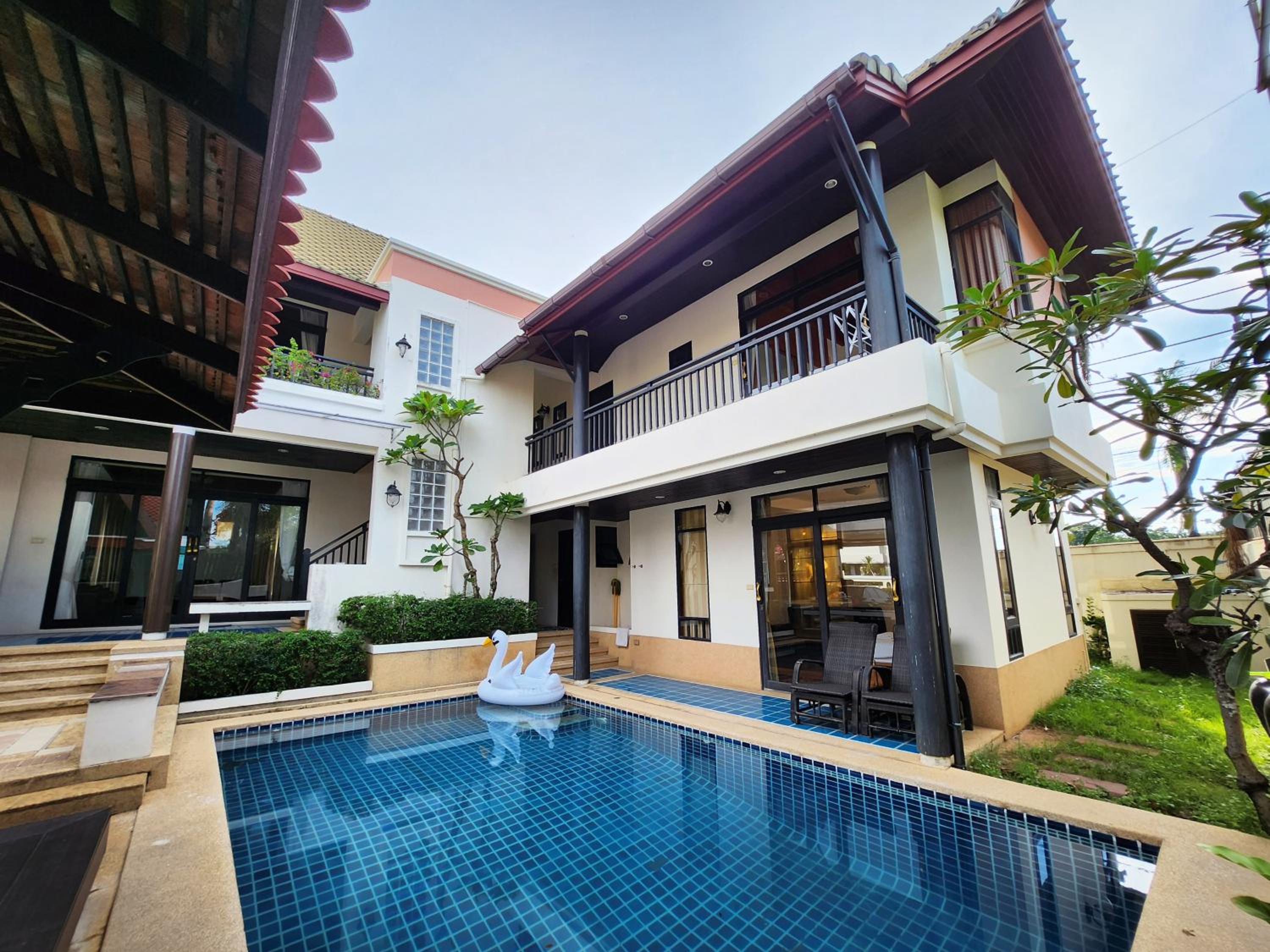 Villa with Private Pool - Photo 13