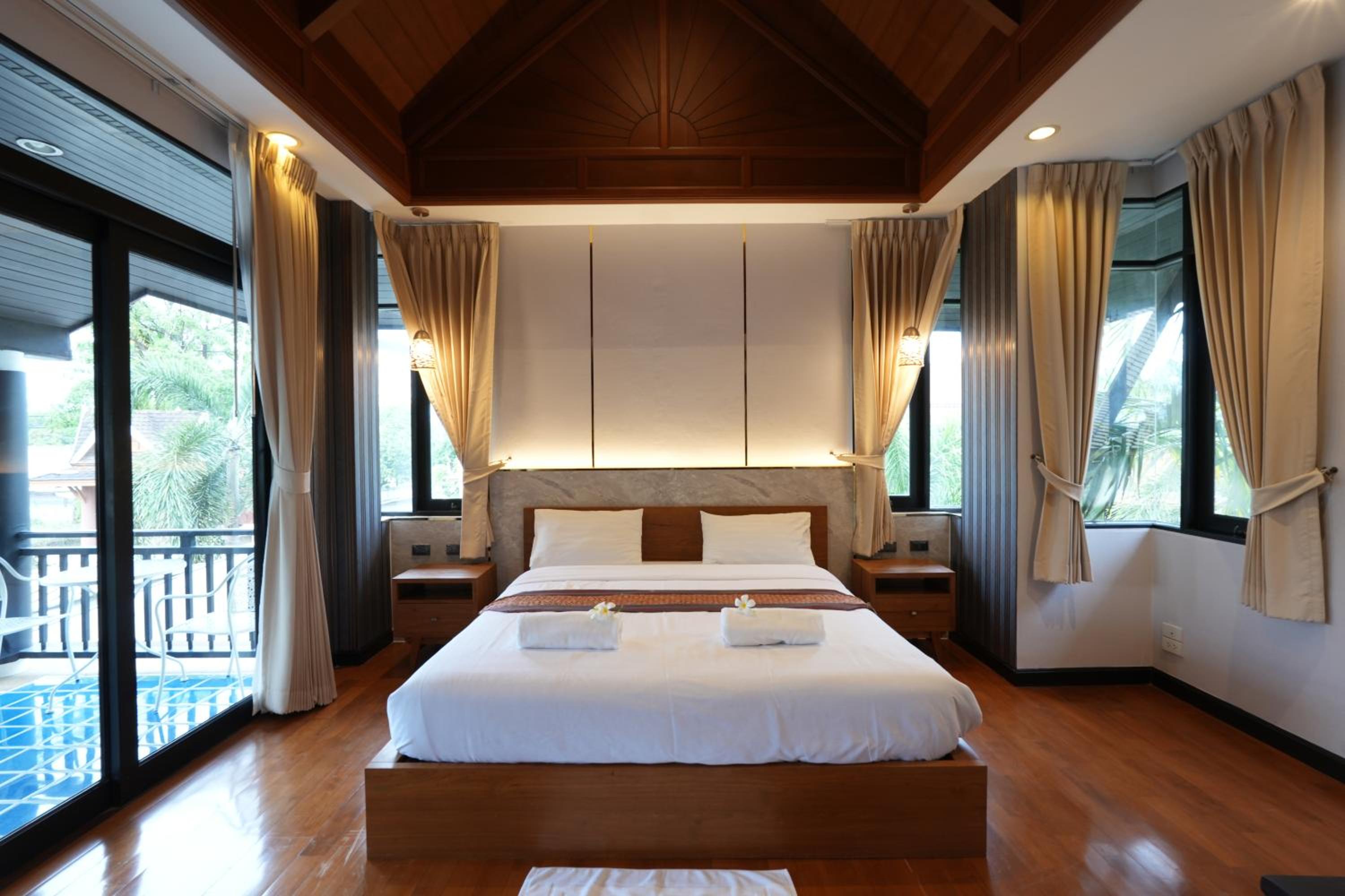 Villa with Private Pool - Photo 11