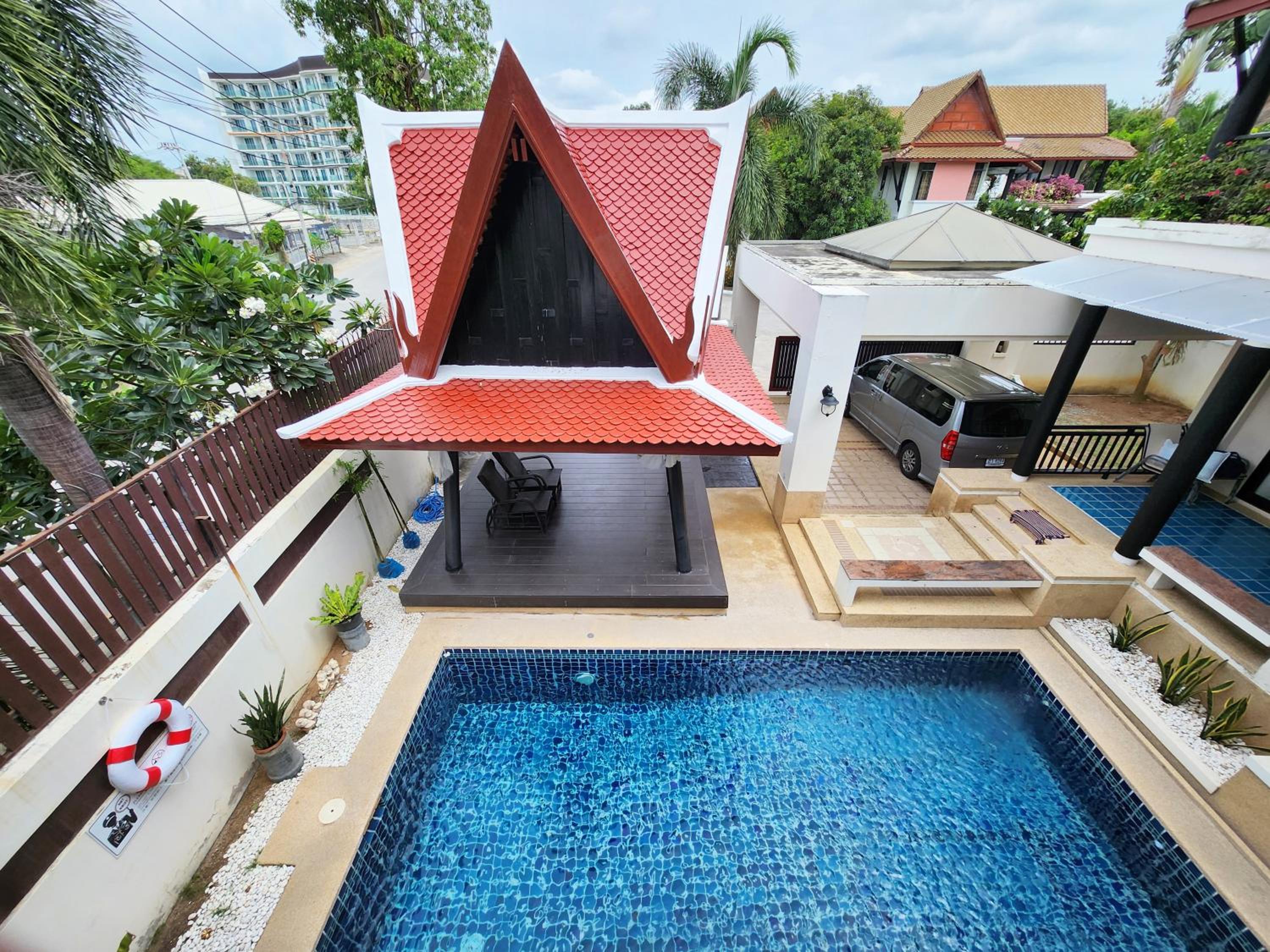 Villa with Private Pool - Photo 9