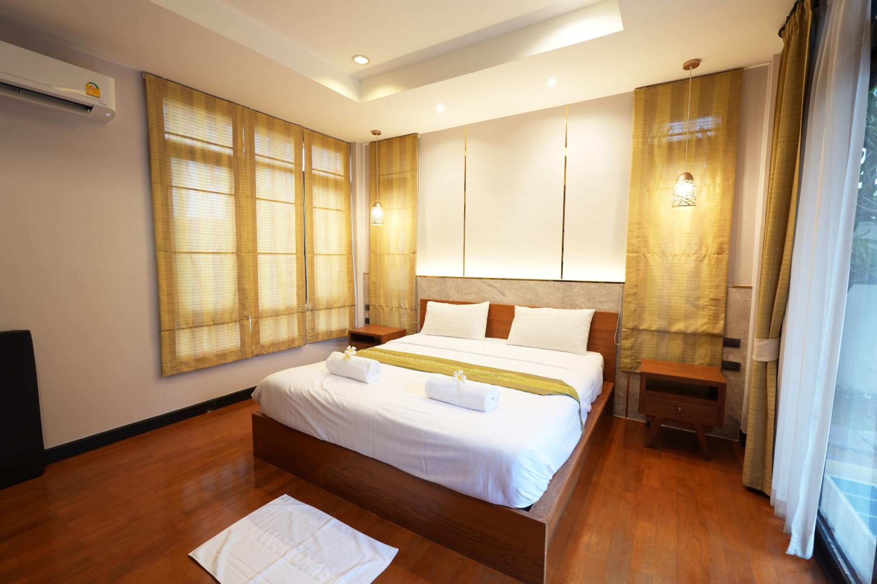 Villa with Private Pool - Photo 8