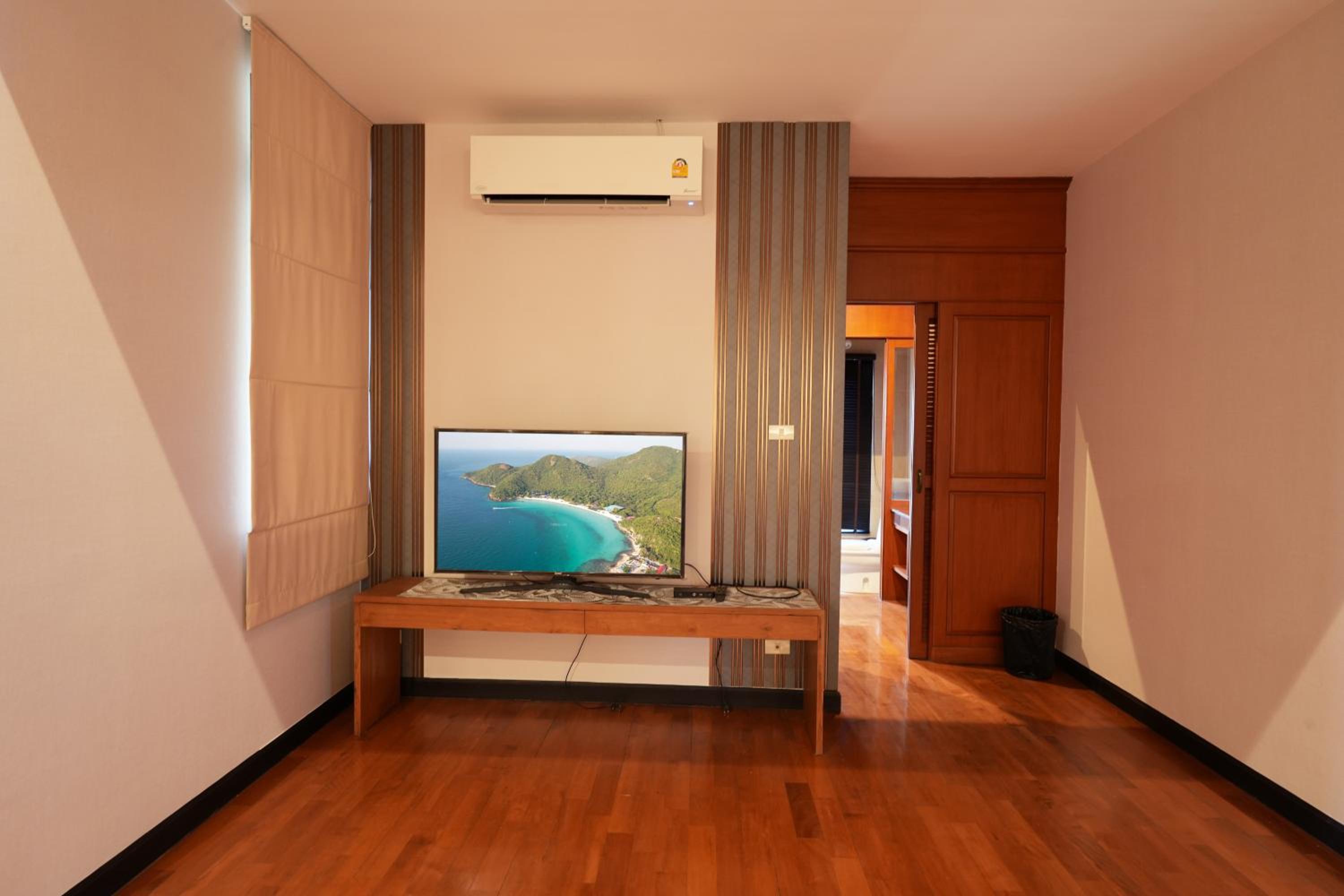 Villa with Private Pool - Photo 6