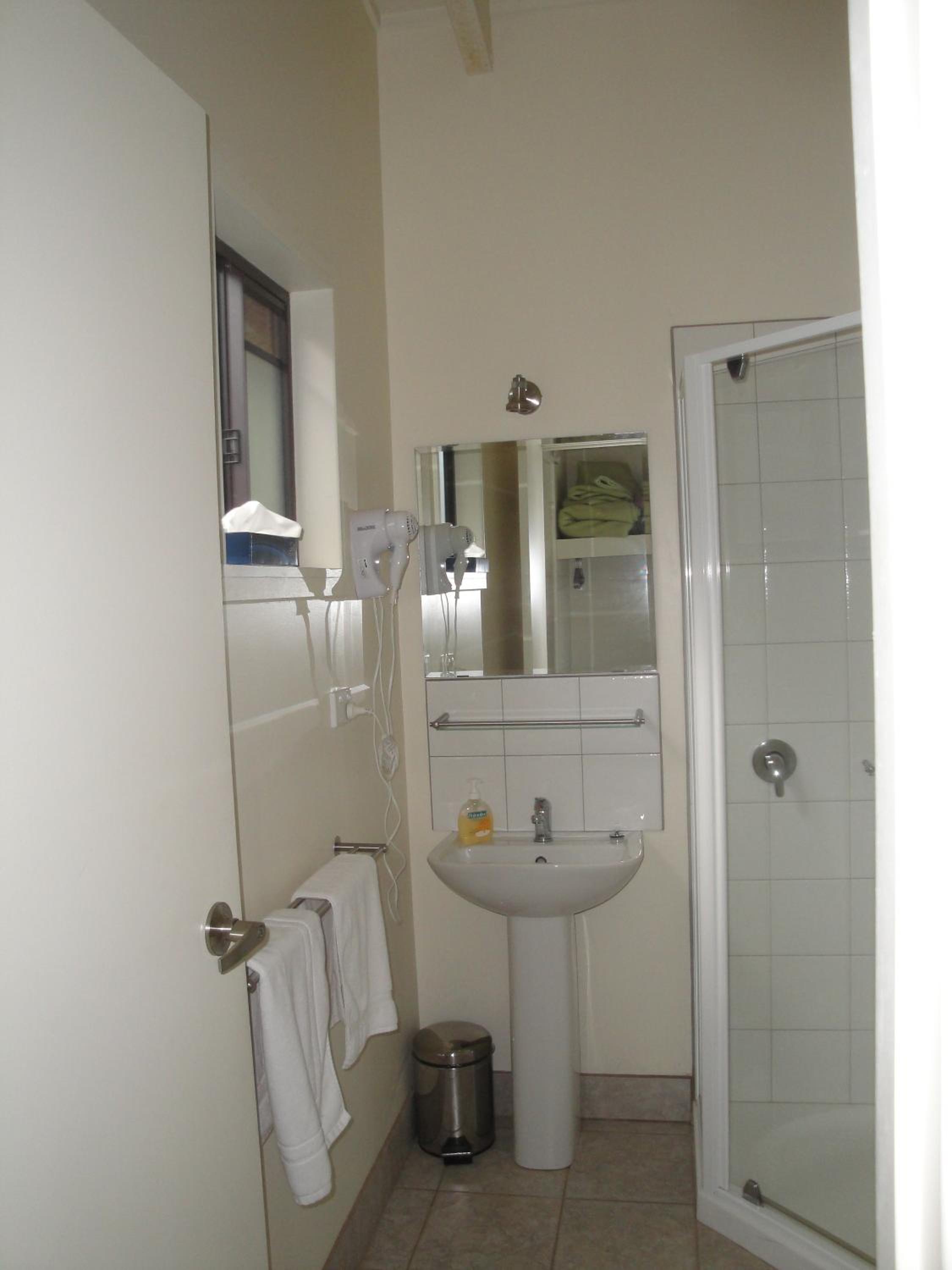 Motel Room - Pine 3 photo 3