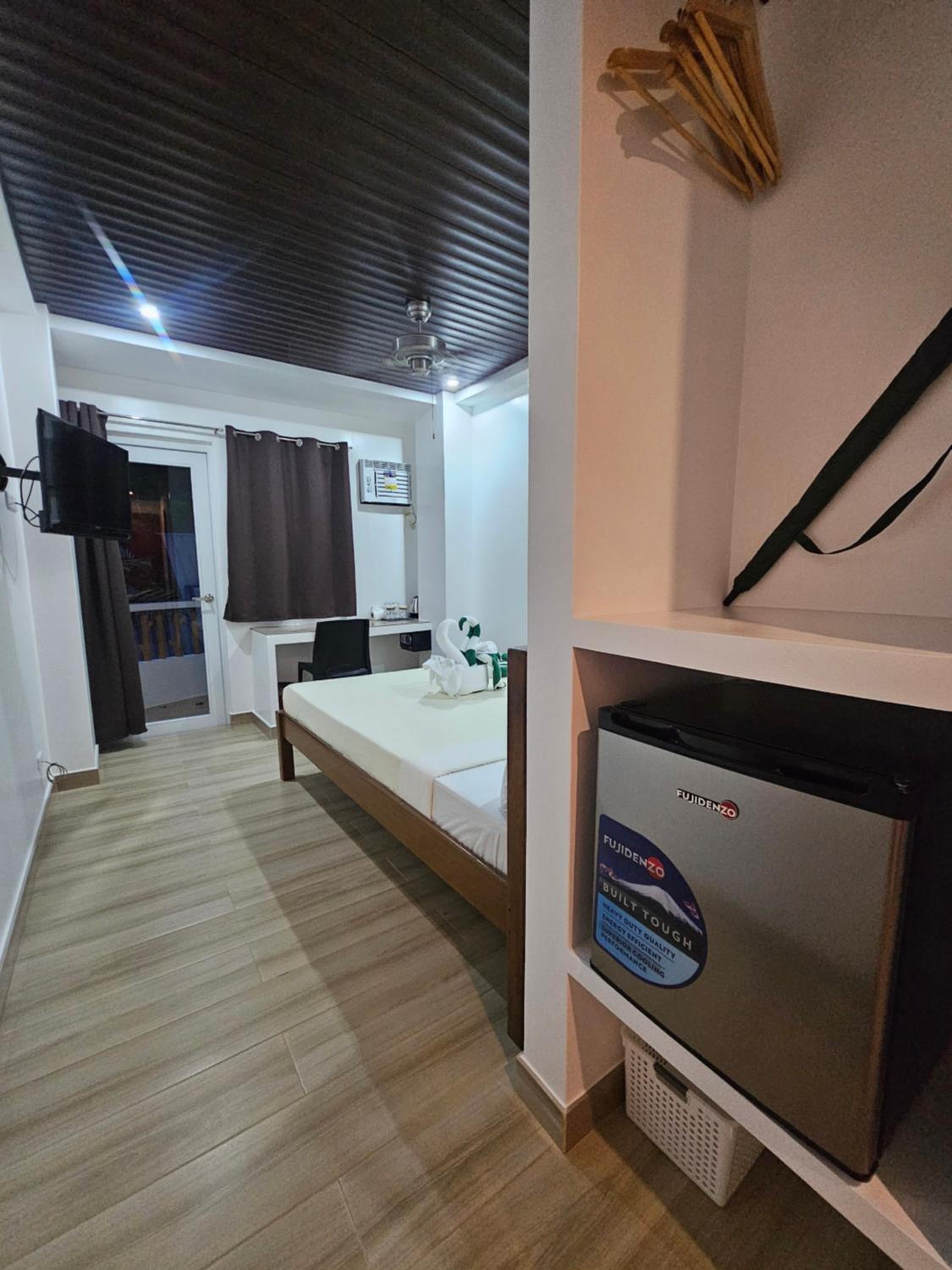 Queen Room with Balcony - Photo 2