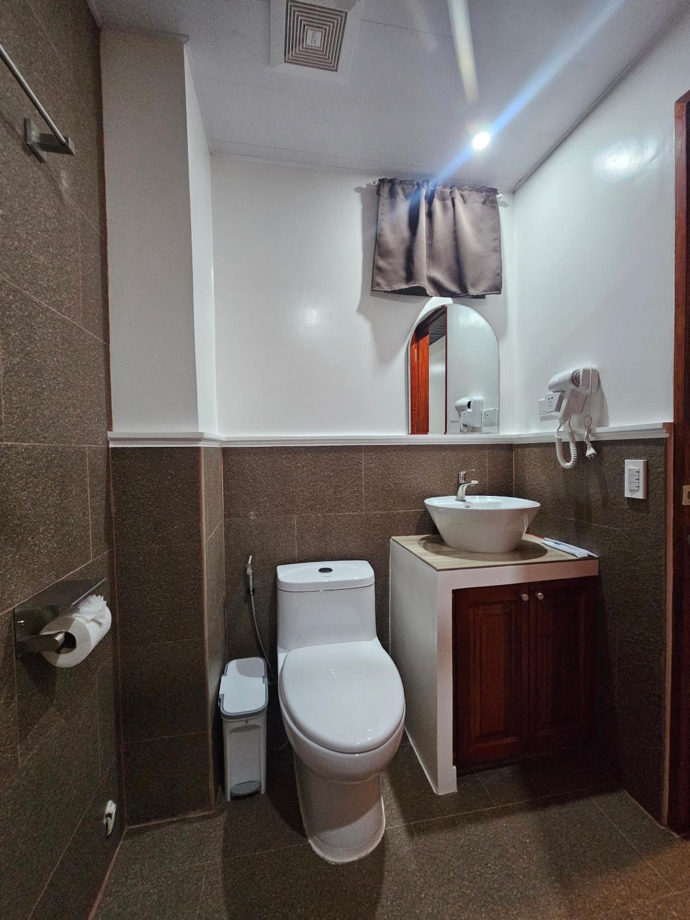 Queen Room with Balcony - Photo 3