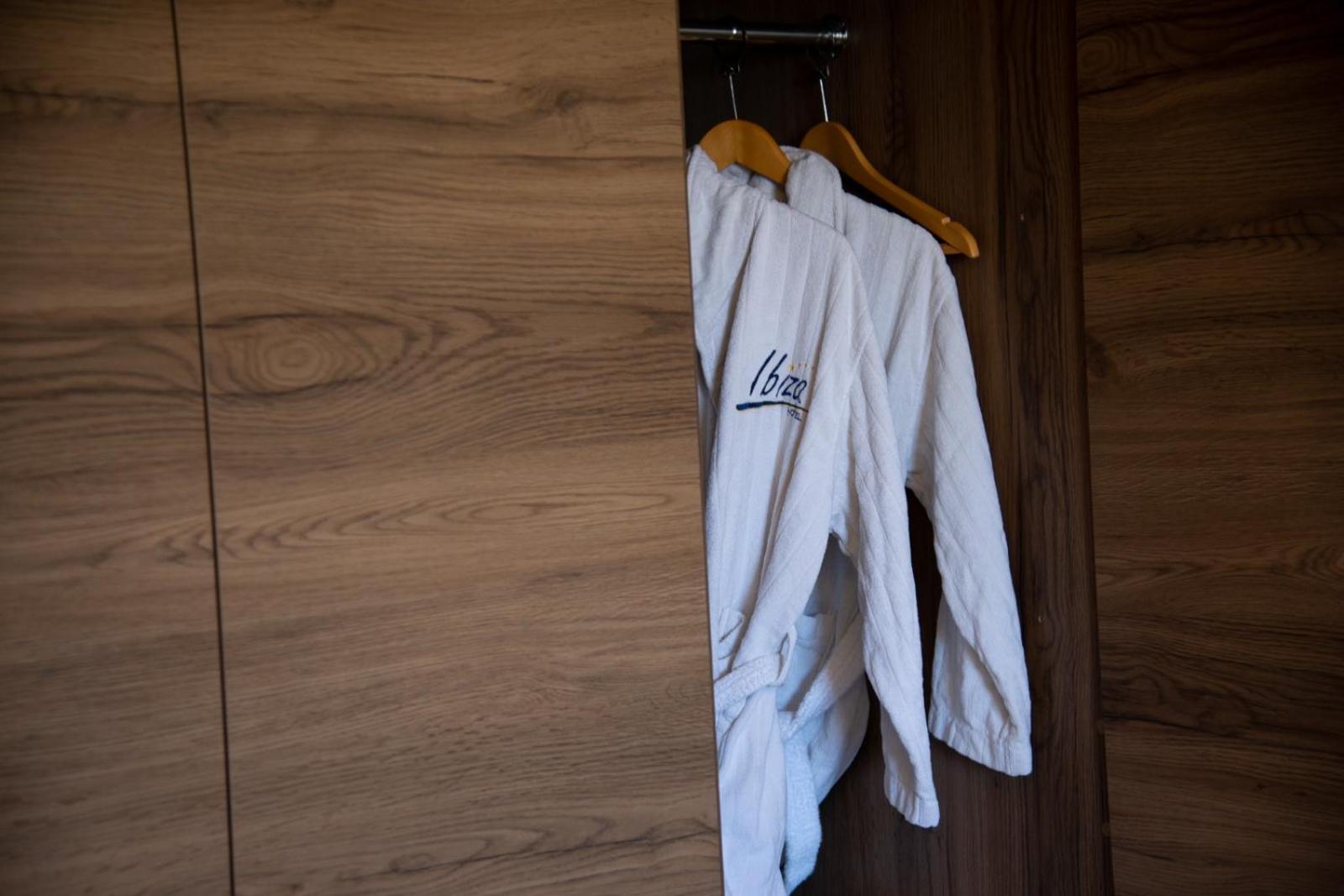 Executive Suite - Photo 22