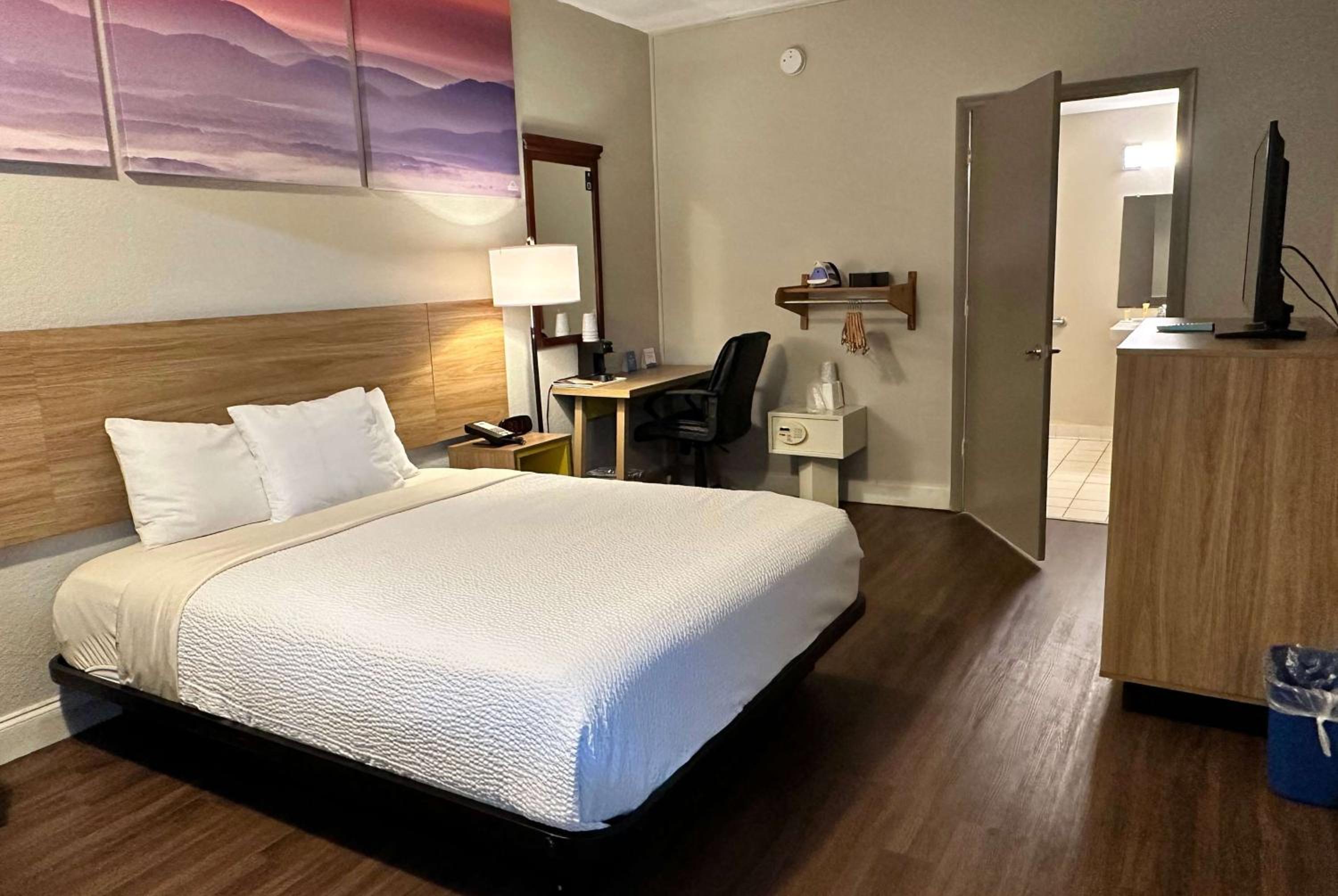 Queen Room with Mobility/Hearing Accessible - Non-Smoking photo 1