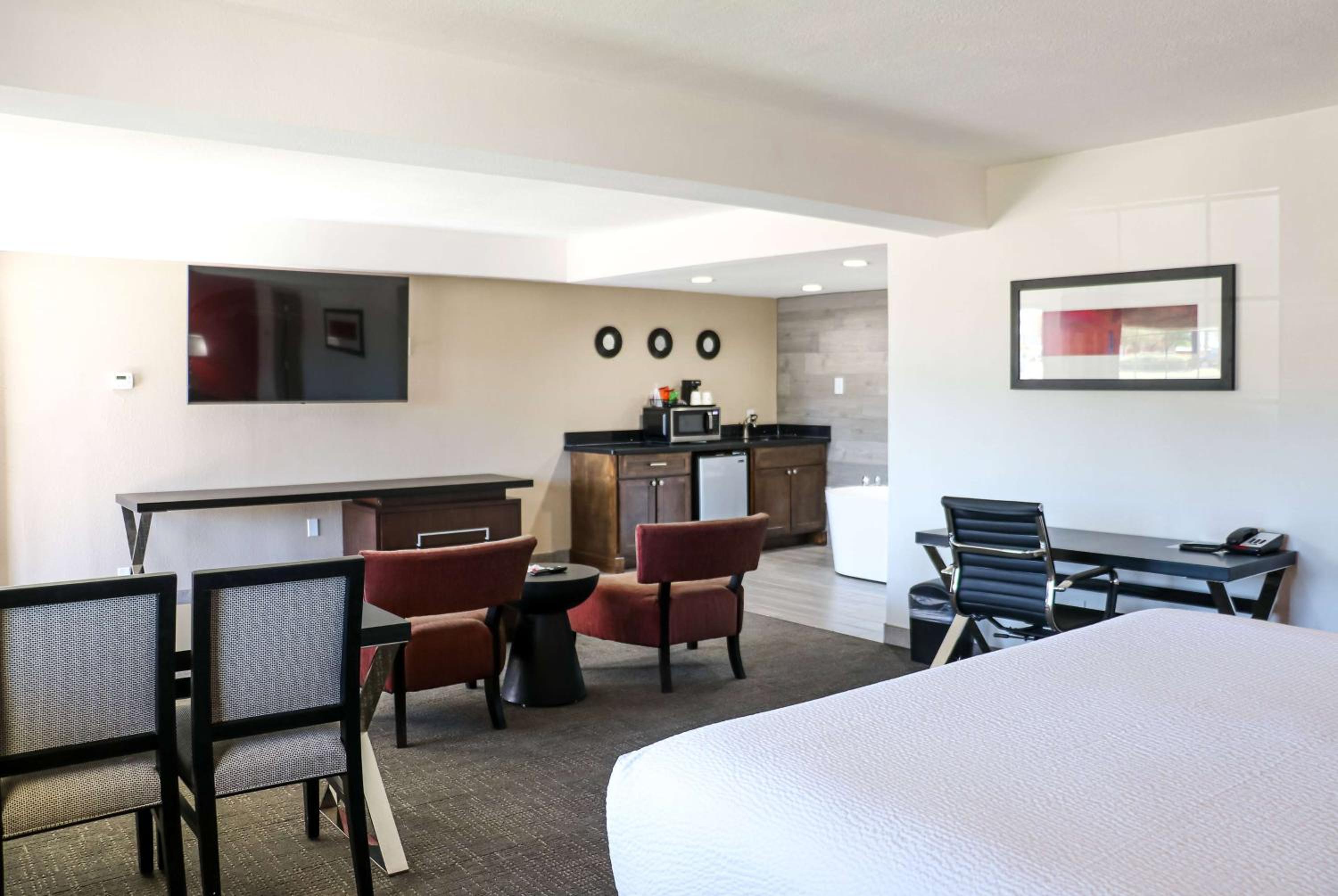 Deluxe One-Bedroom King Suite - Non-Smoking - Photo 5
