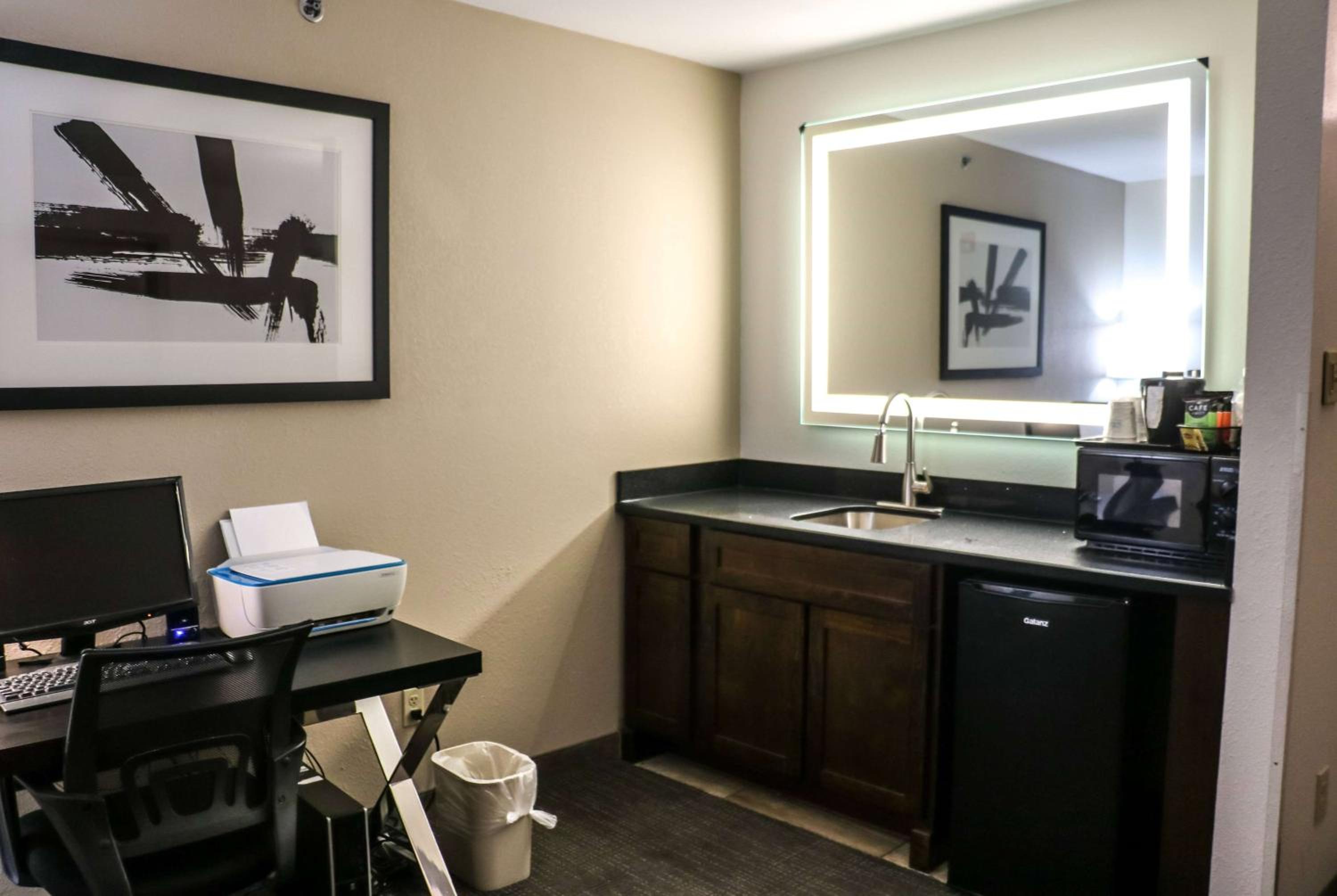 One-Bedroom King Suite - Non-Smoking - Photo 3