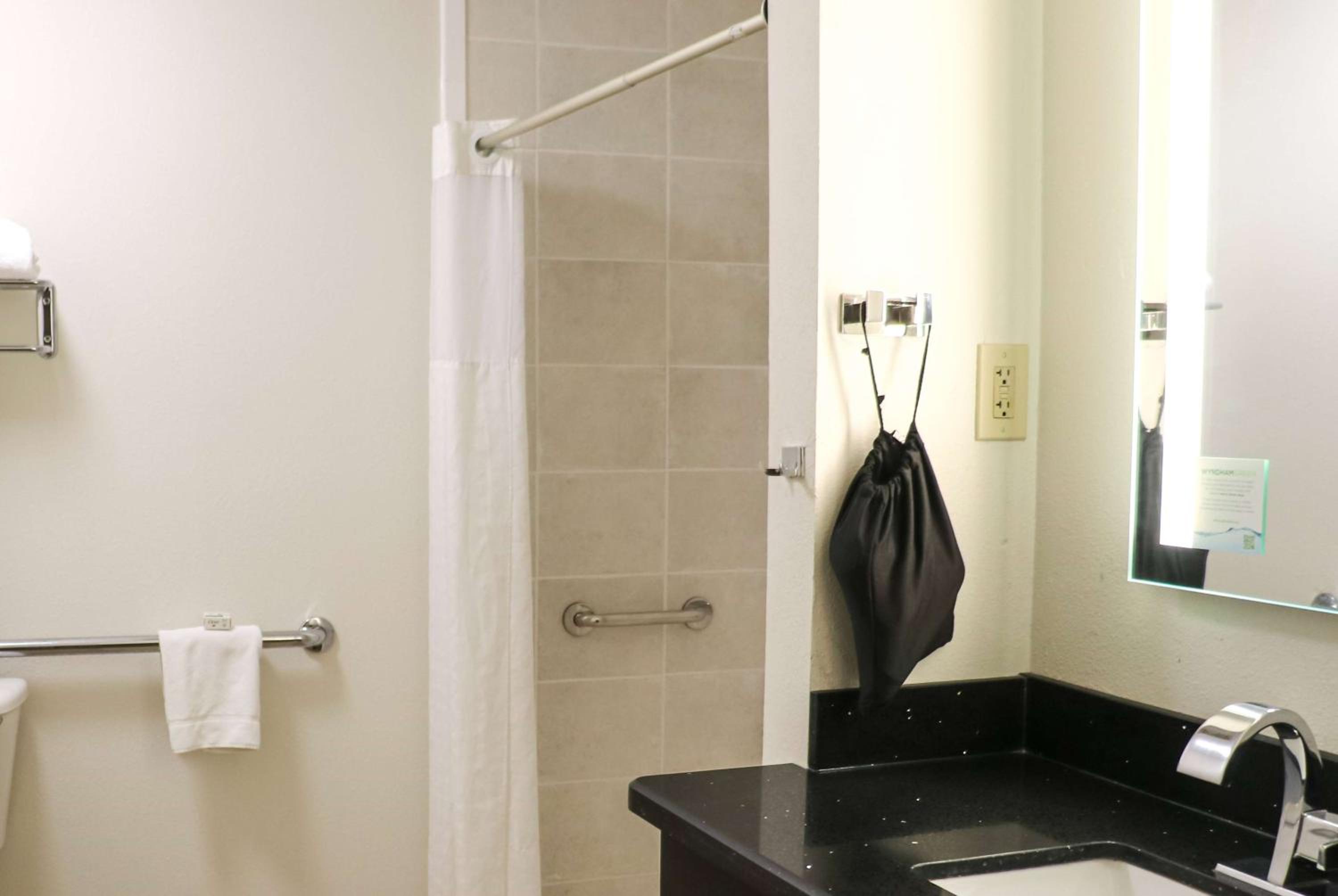 Queen Room with Two Queen Beds and Roll-In Shower - Mobility/Hearing Accessible - Non-Smoking - Photo 2