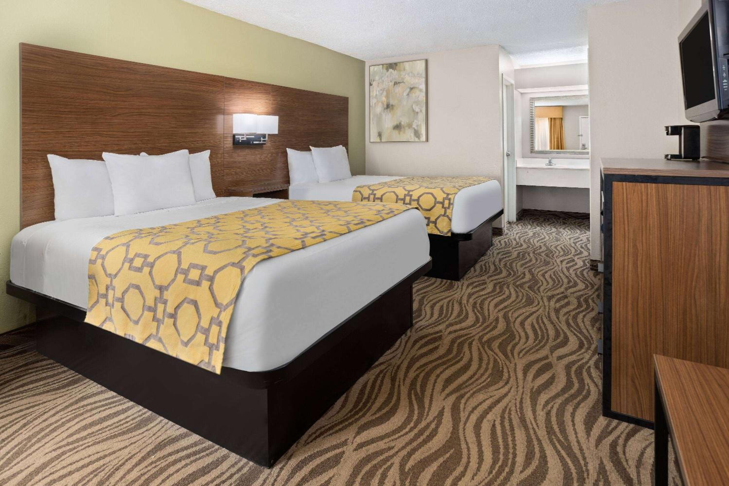 Queen Room with Two Queen Beds - Non-Smoking - Photo 1