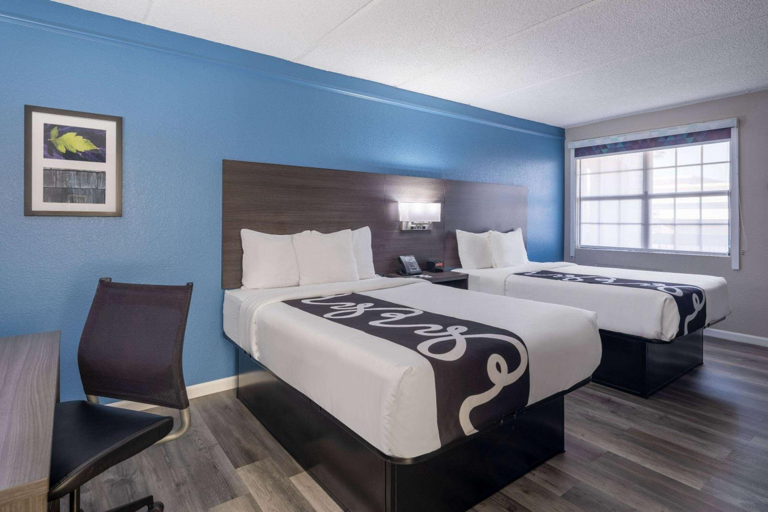Double Room with Two Double Beds - Photo 2