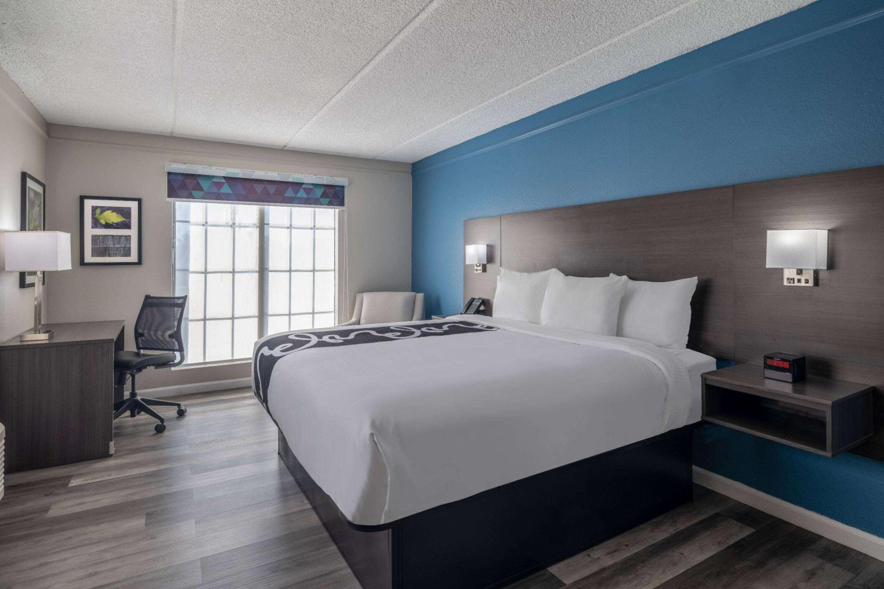 Deluxe King Room - Non-Smoking - Photo 4