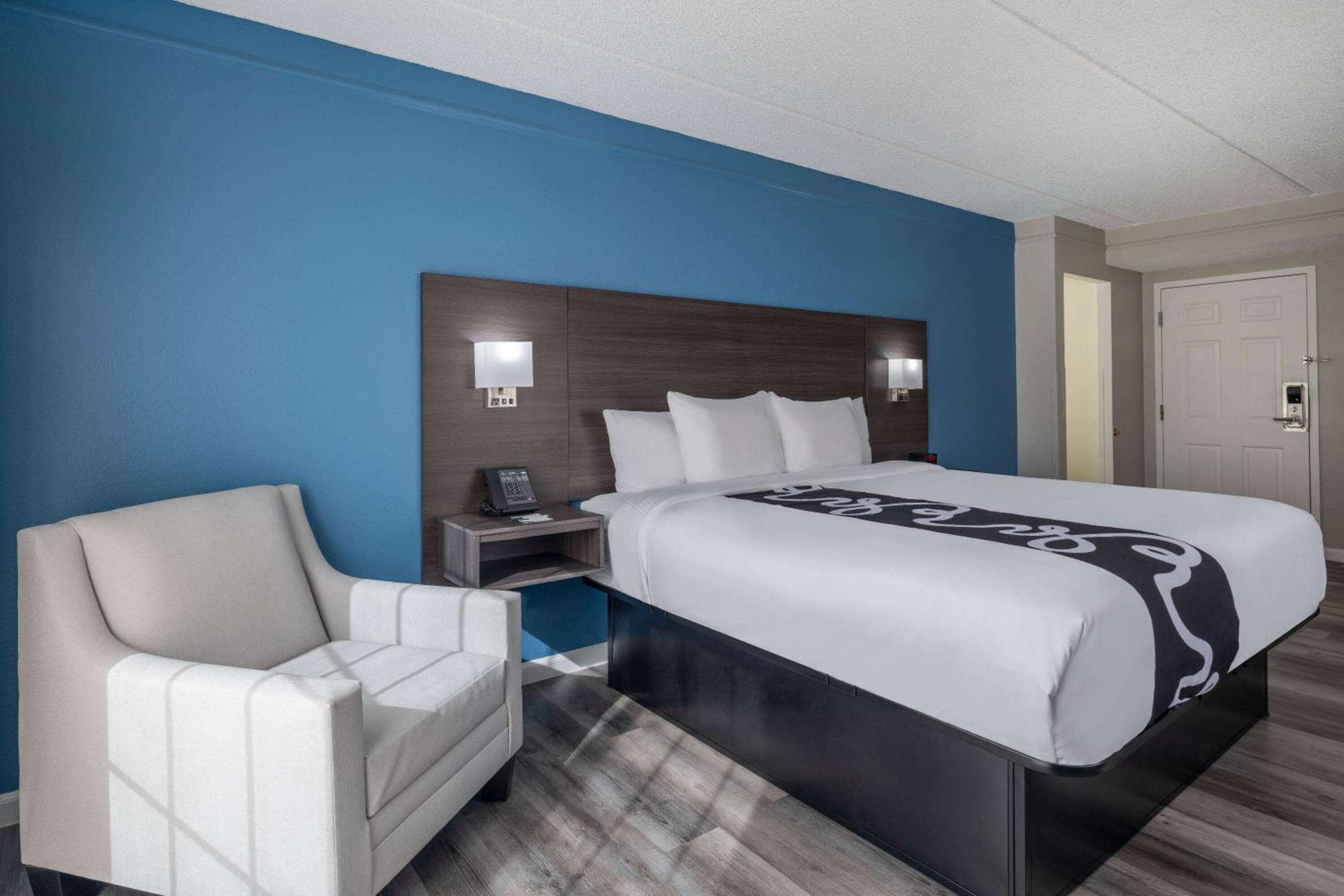 Deluxe King Room - Non-Smoking - Photo 6