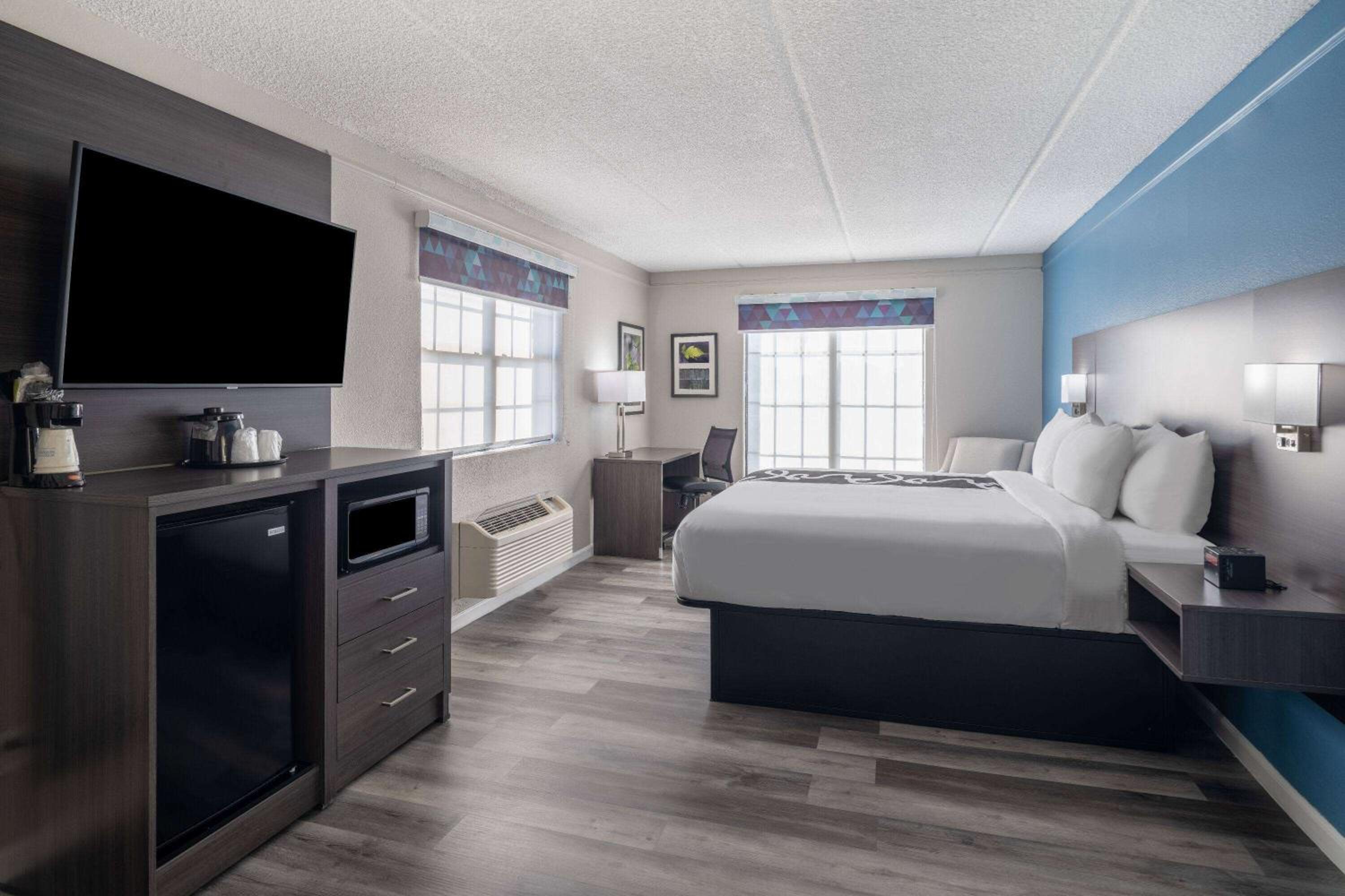 Deluxe King Room - Non-Smoking - Photo 1