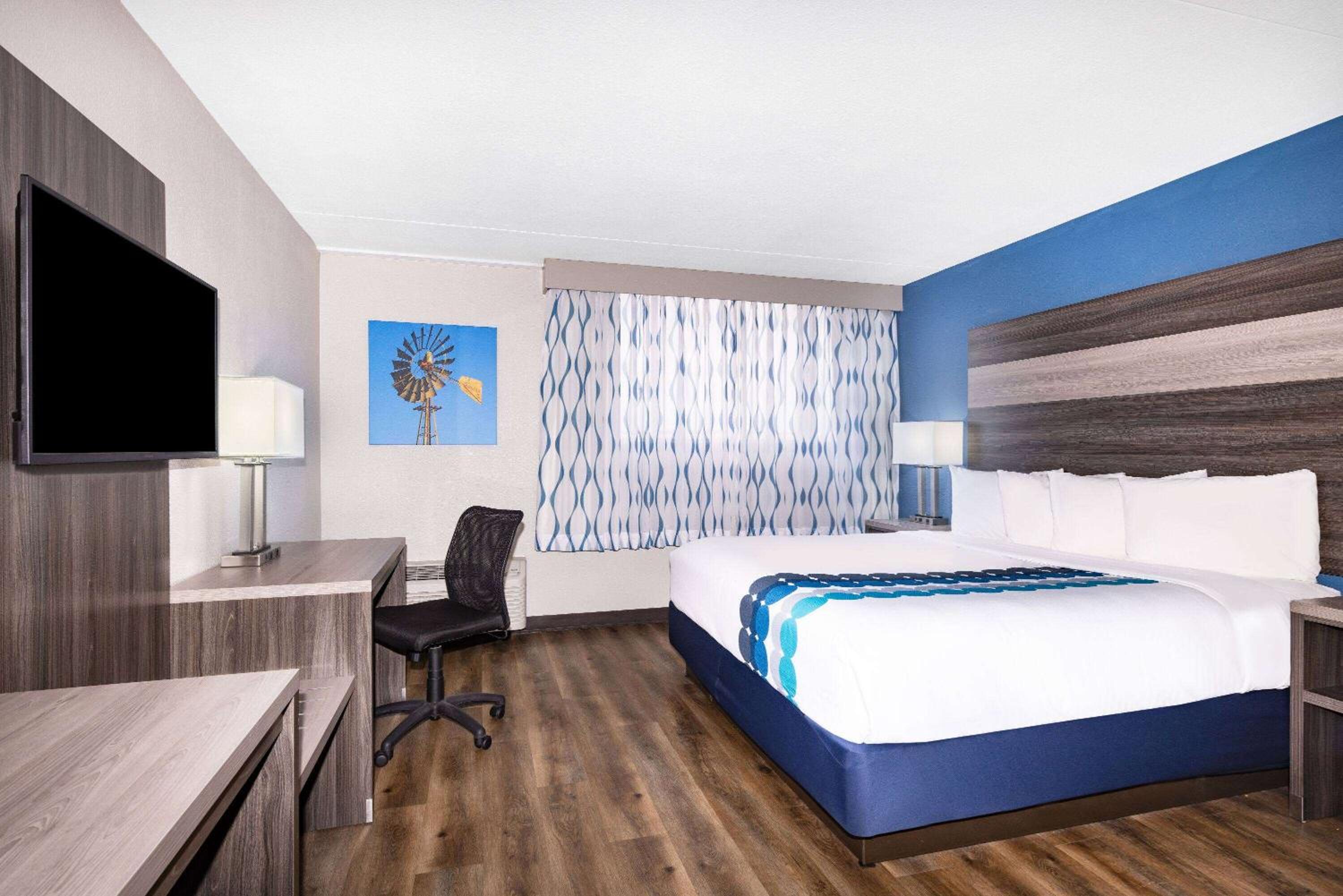 1 King Bed, Deluxe Mobility/Hearing Accessible Room, Roll-In Shower, Non-Smoking - Photo 1