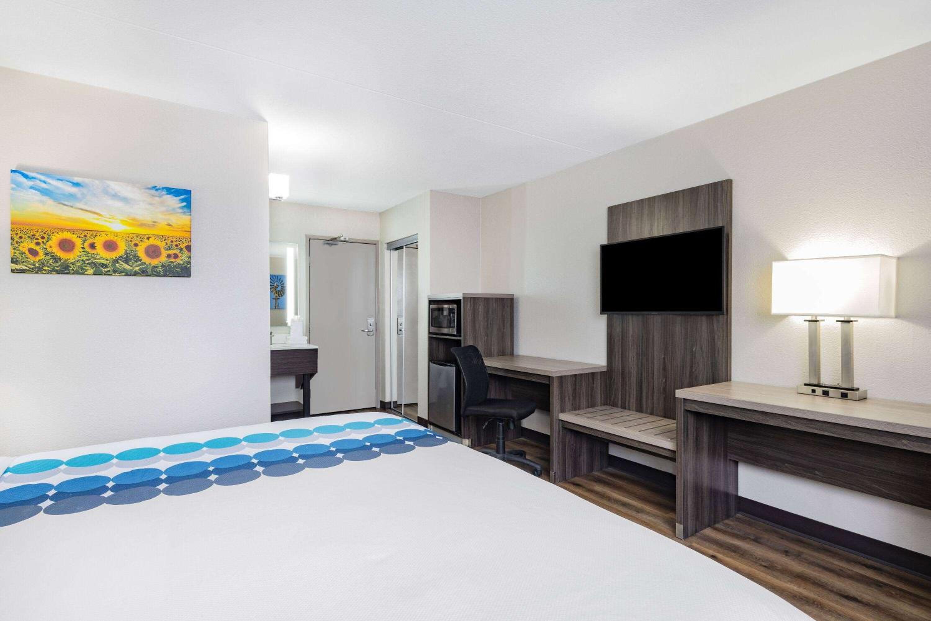 King Room - Non-Smoking - Photo 1