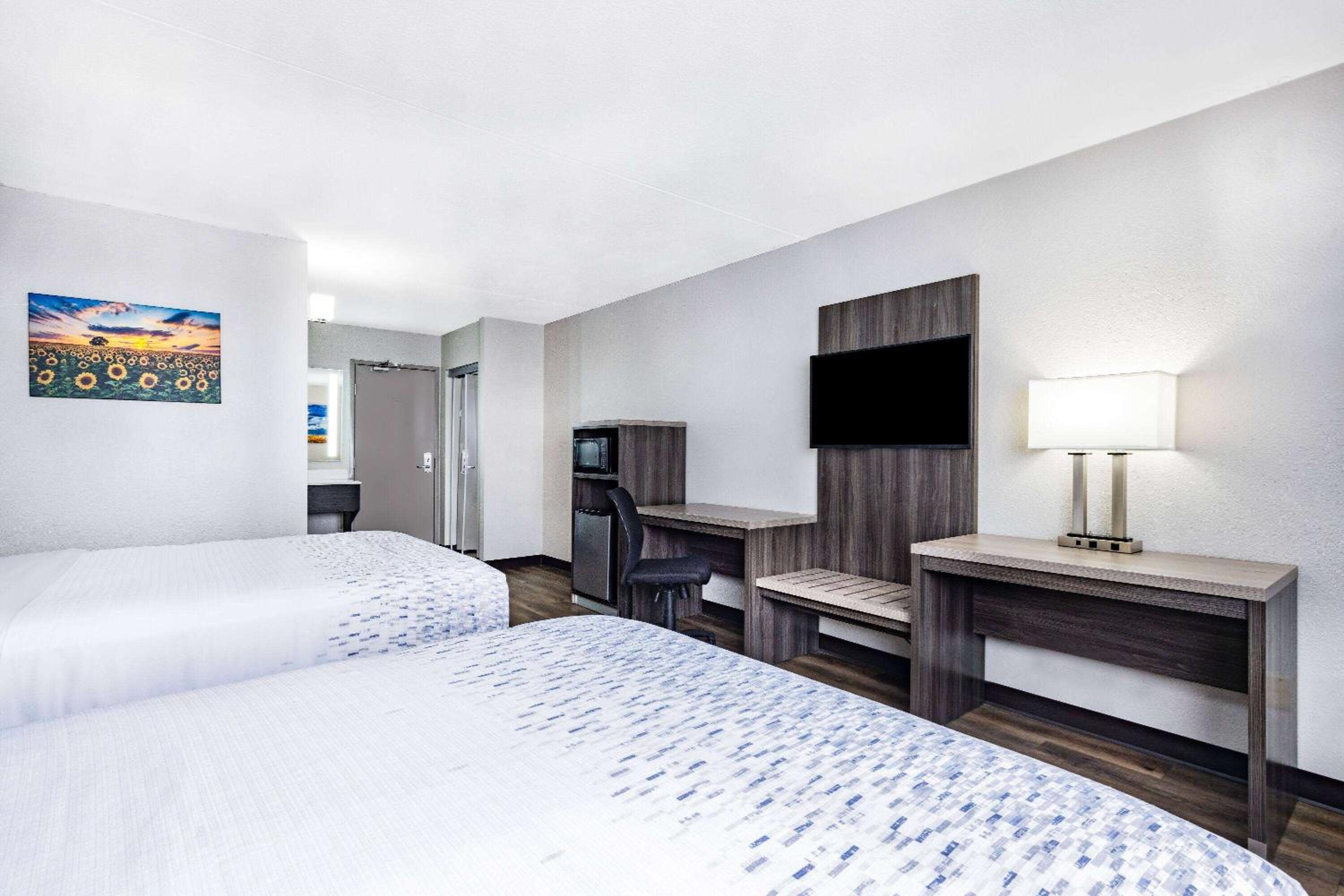 Queen Room with Two Queen Beds - Non-Smoking - Photo 1