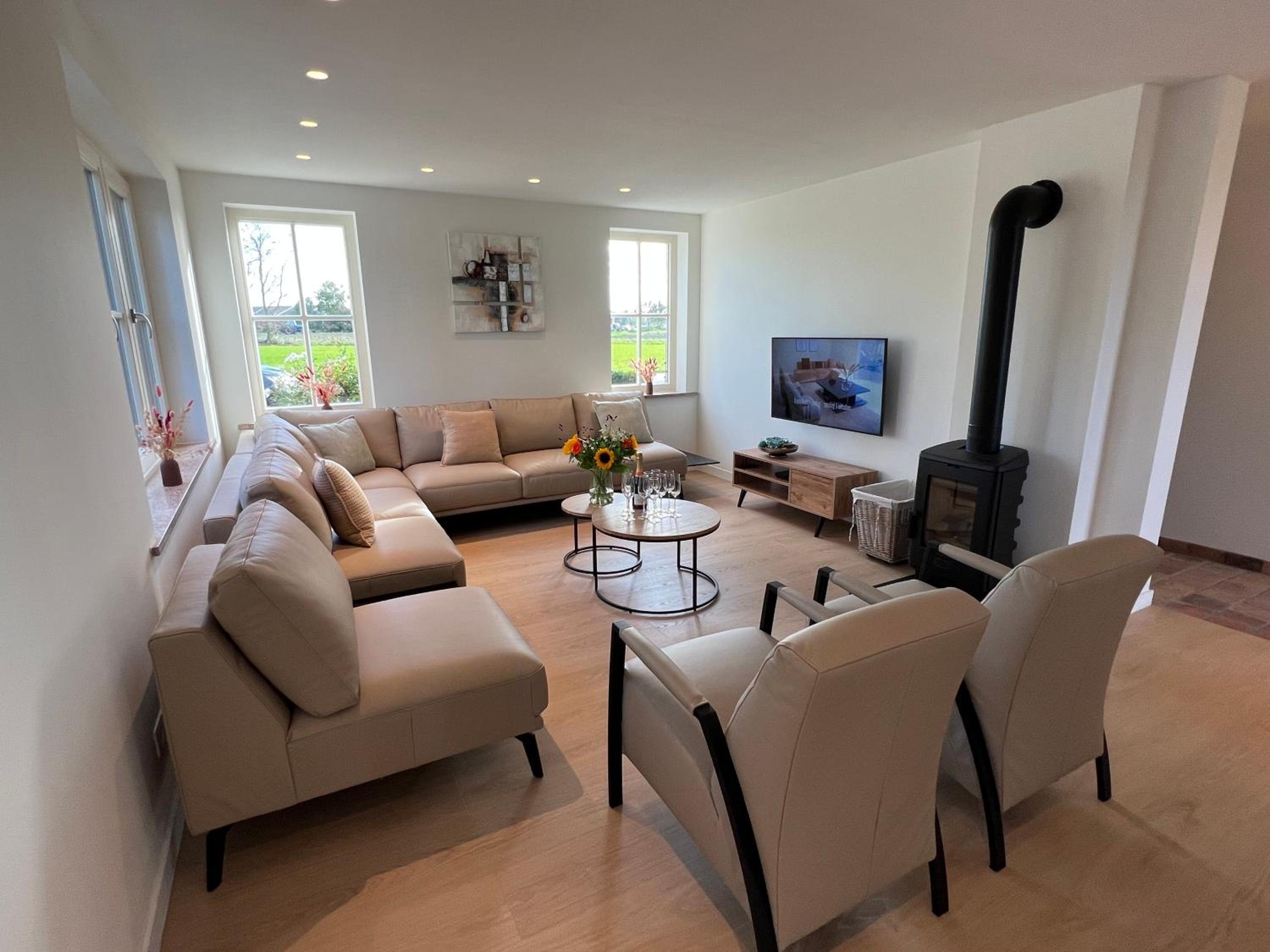 Five-Bedroom House photo 1