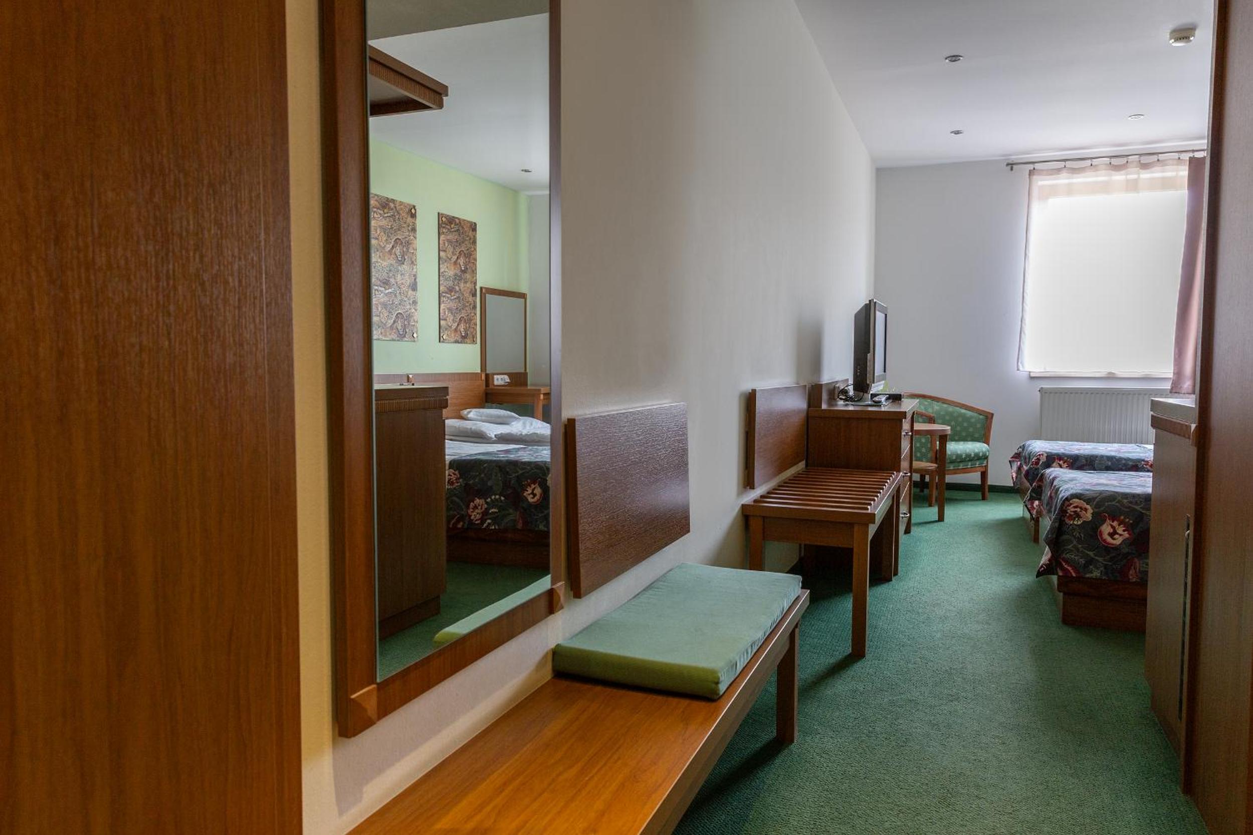 Twin Room - Photo 10