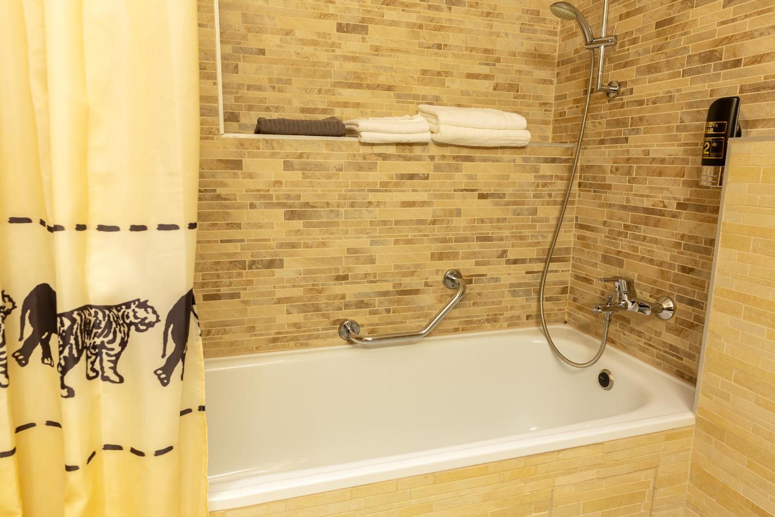 Twin Room - Photo 9