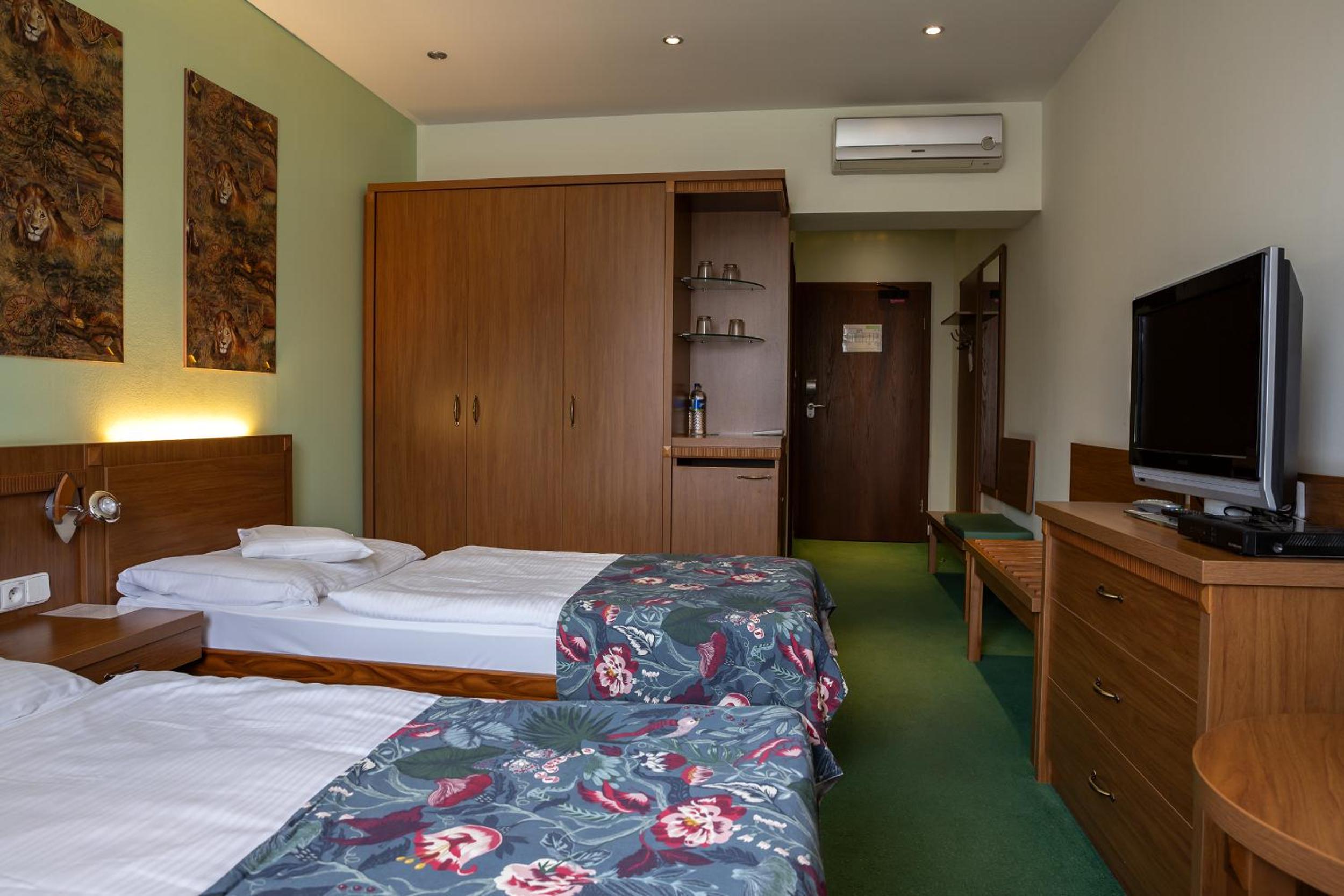 Twin Room - Photo 8