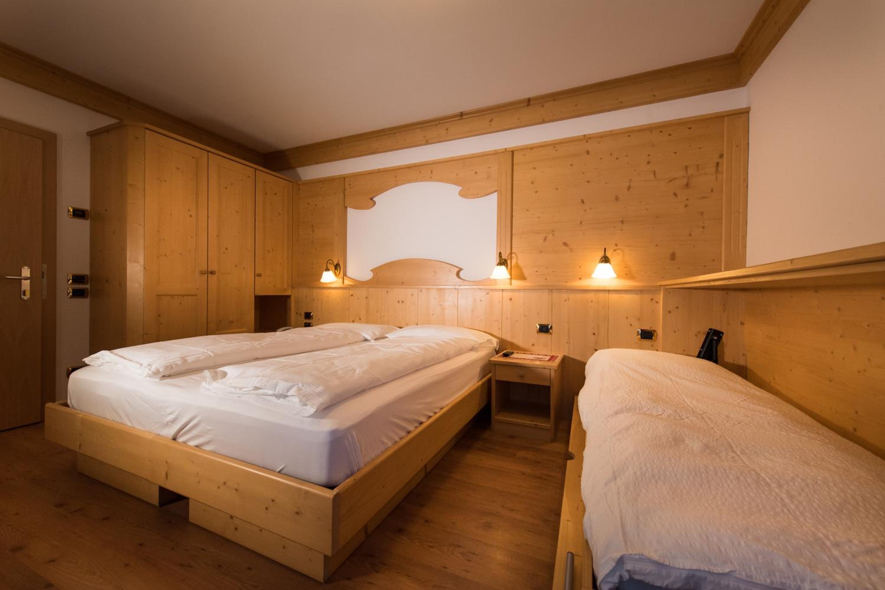 Comfort Double or Twin Room with Extra Bed photo 3