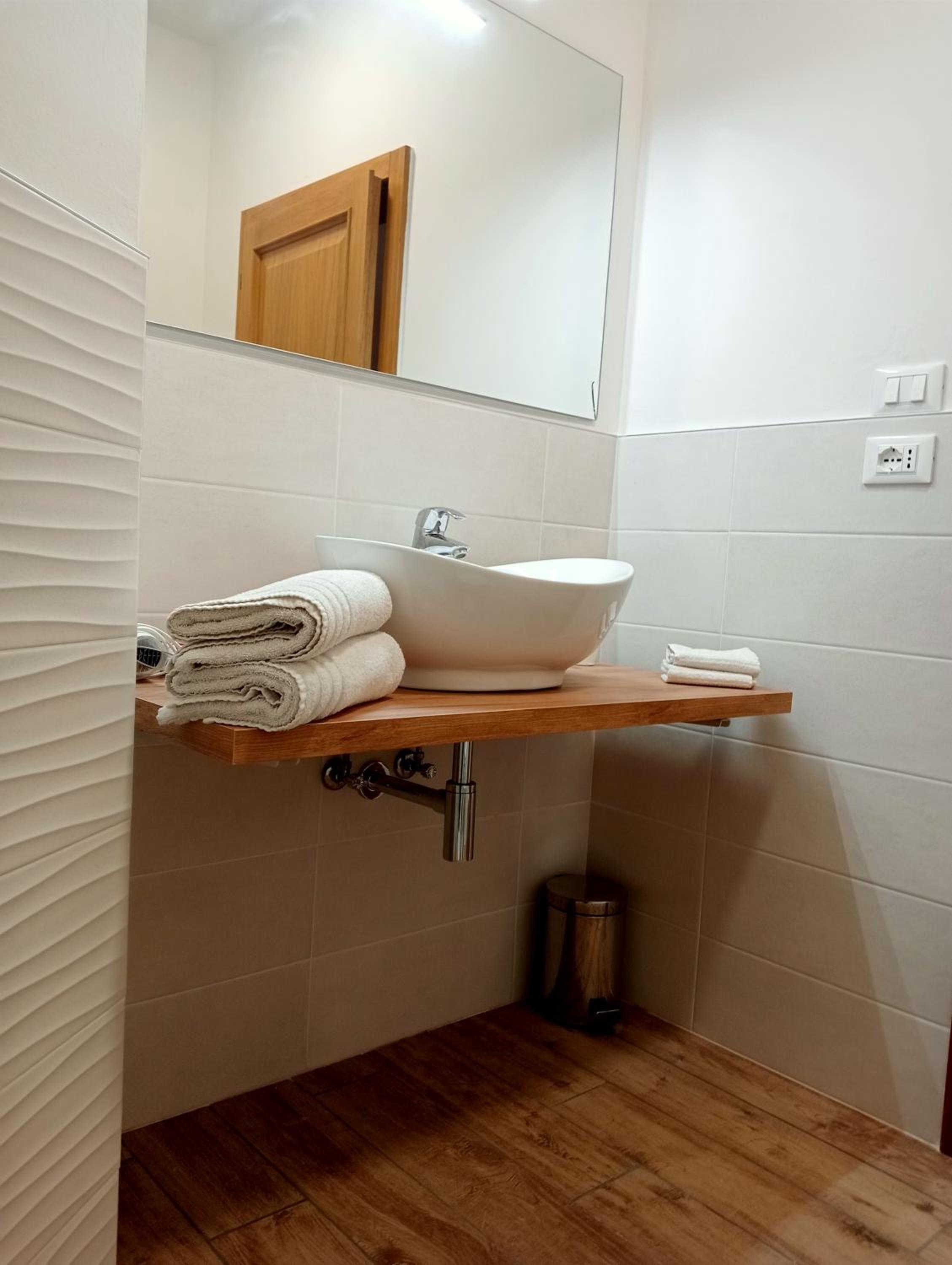 Double Room with Private External Bathroom - Photo 11
