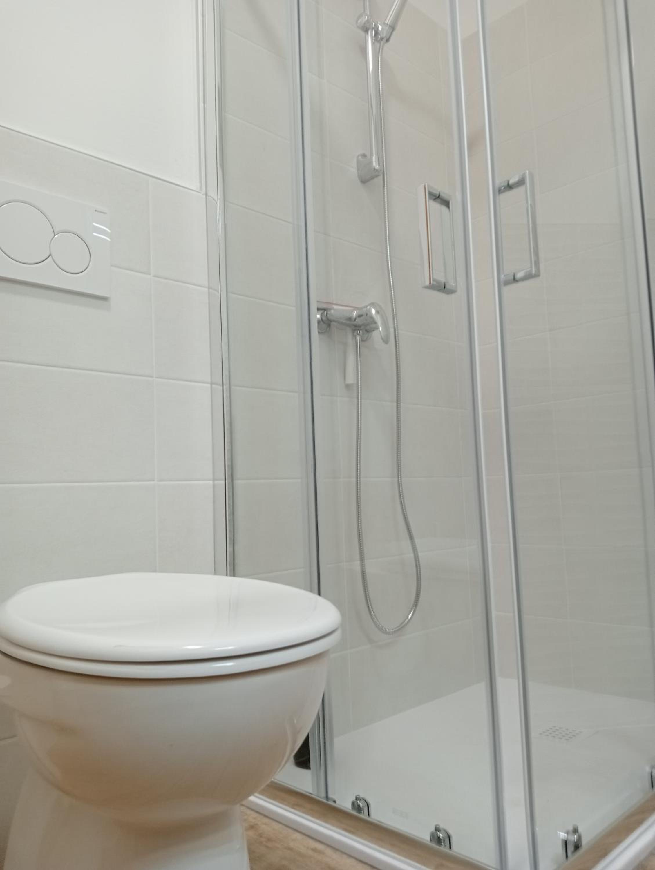 Double Room with Private External Bathroom - Photo 12