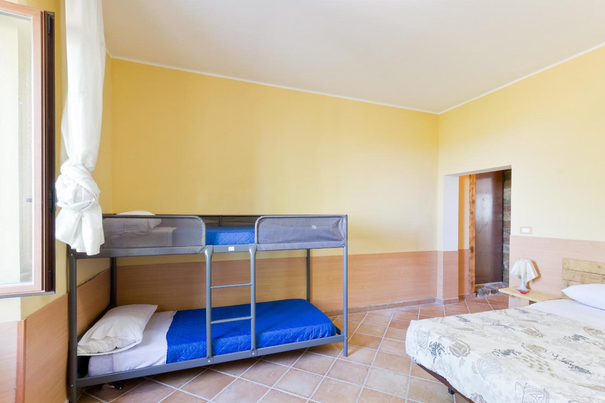 Basic Triple Room with Shared Bathroom photo 1