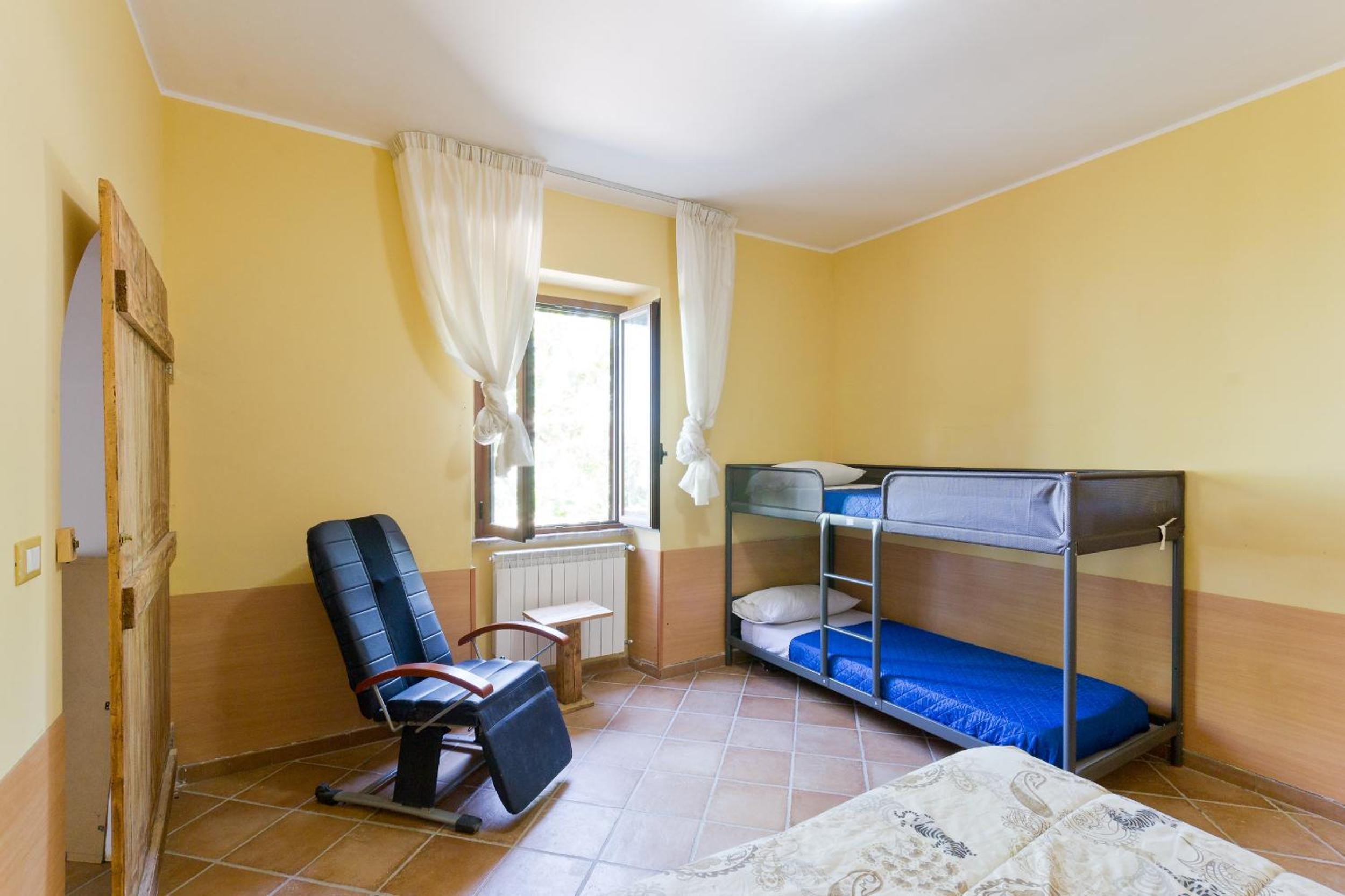 Basic Triple Room with Shared Bathroom photo 3