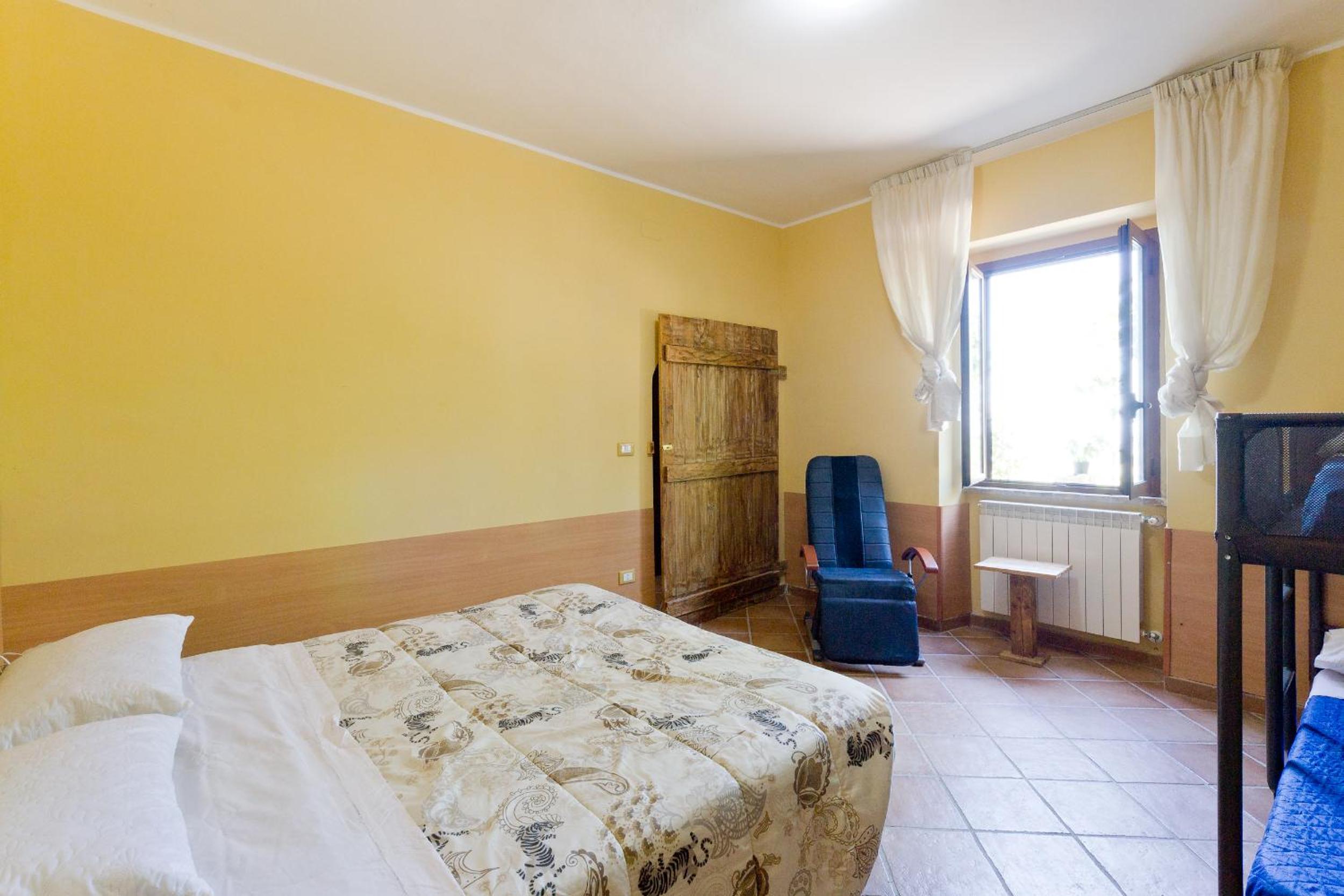 Basic Triple Room with Shared Bathroom photo 2