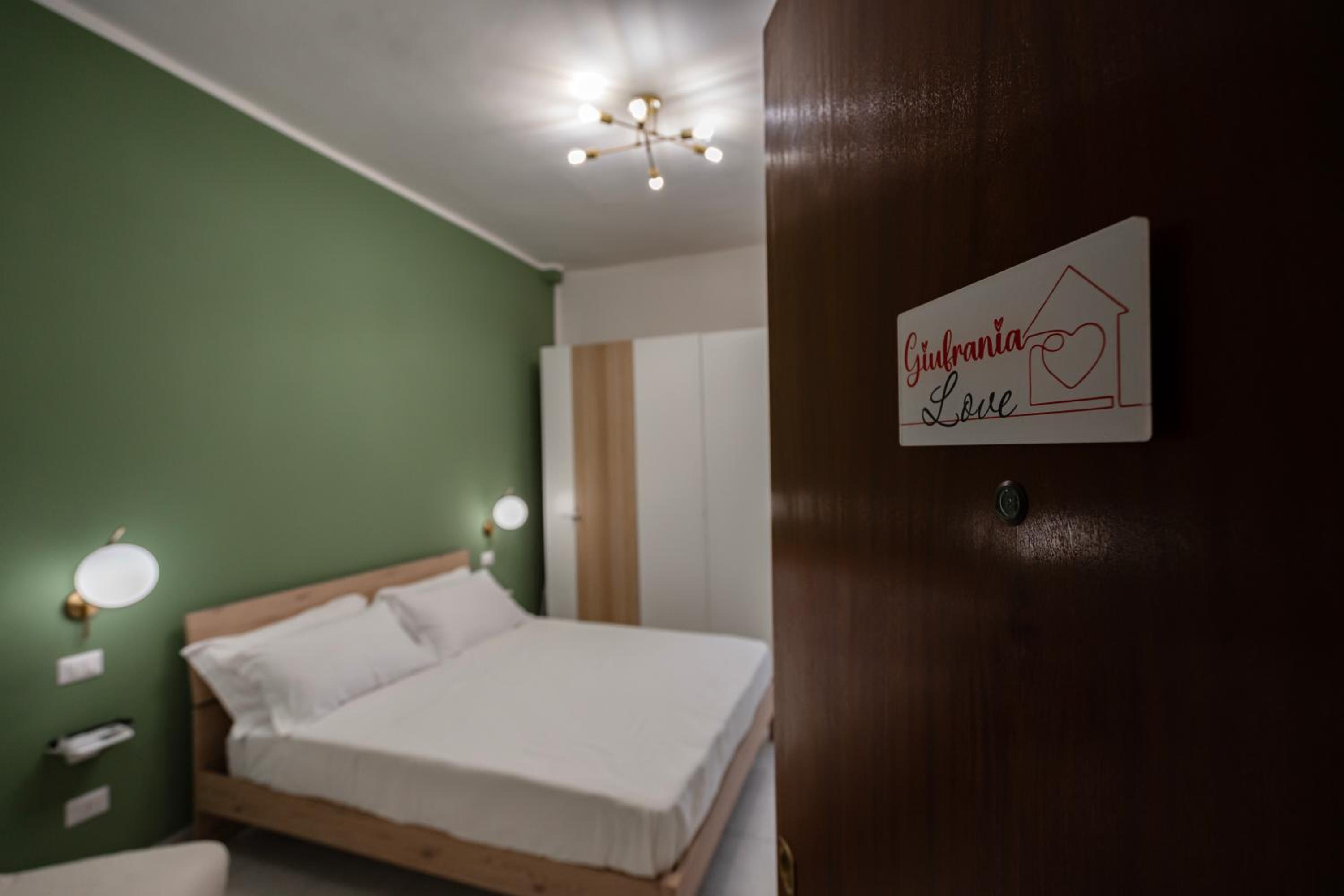 Large Double Room - Photo 4