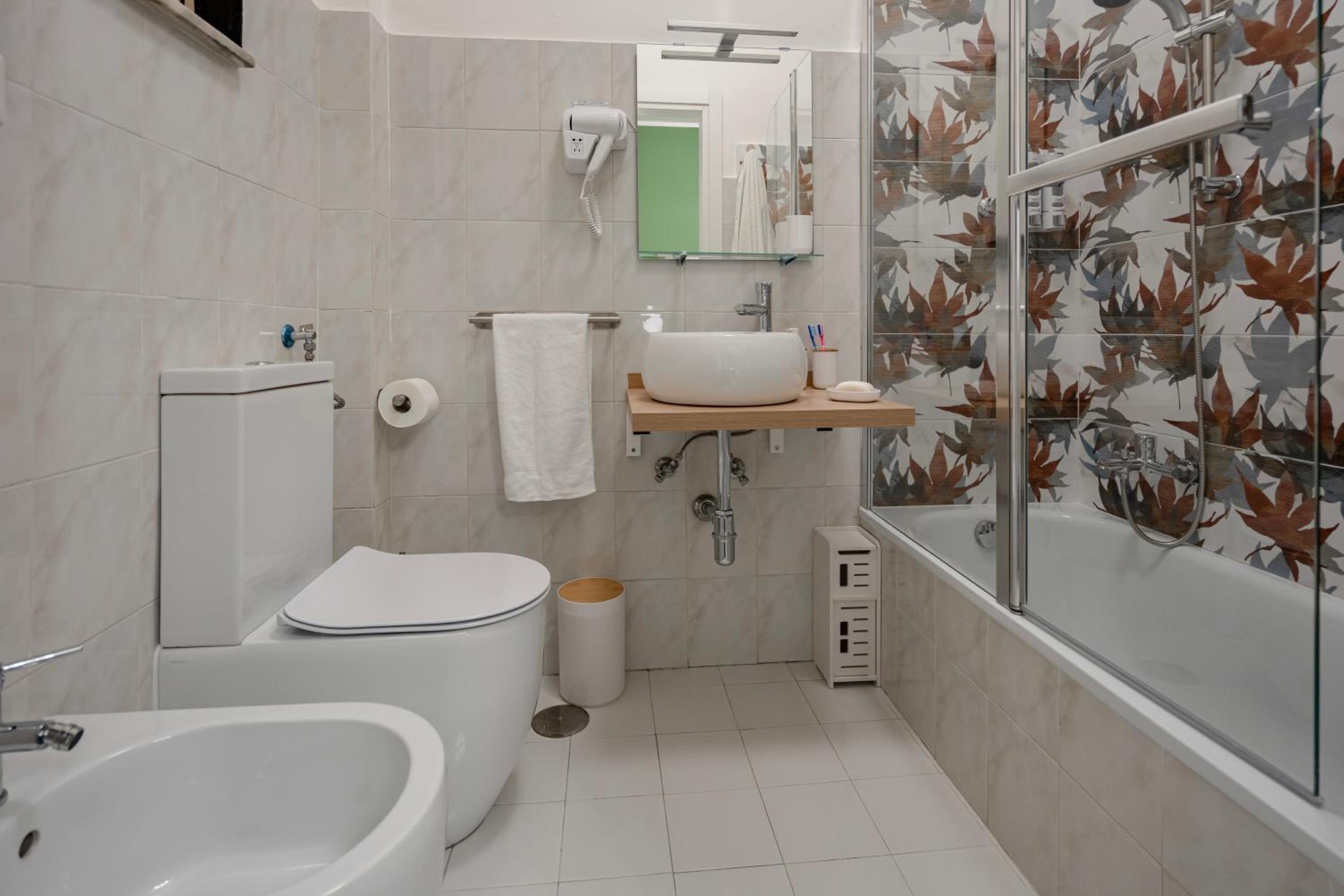 Large Double Room - Photo 8