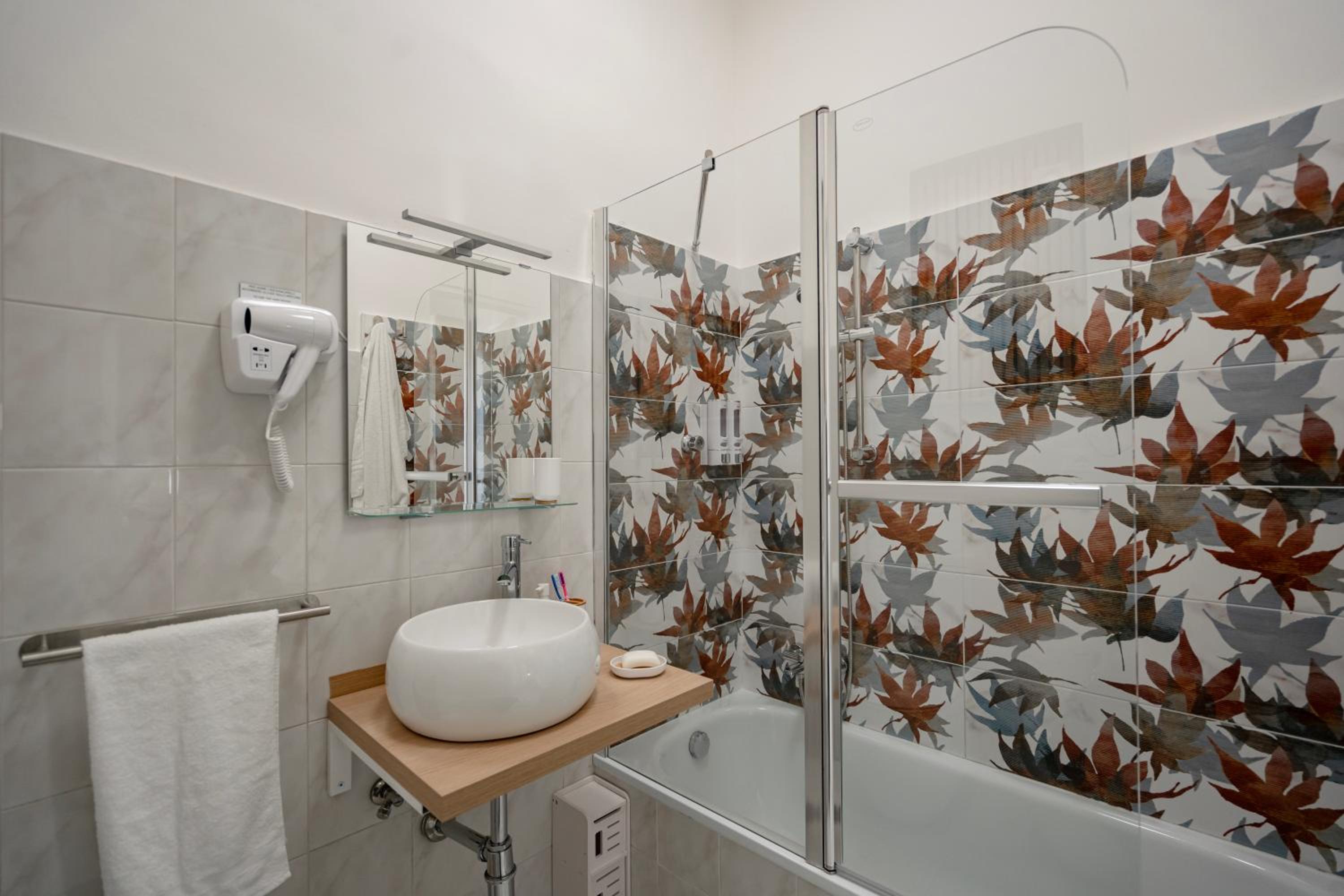 Large Double Room - Photo 9