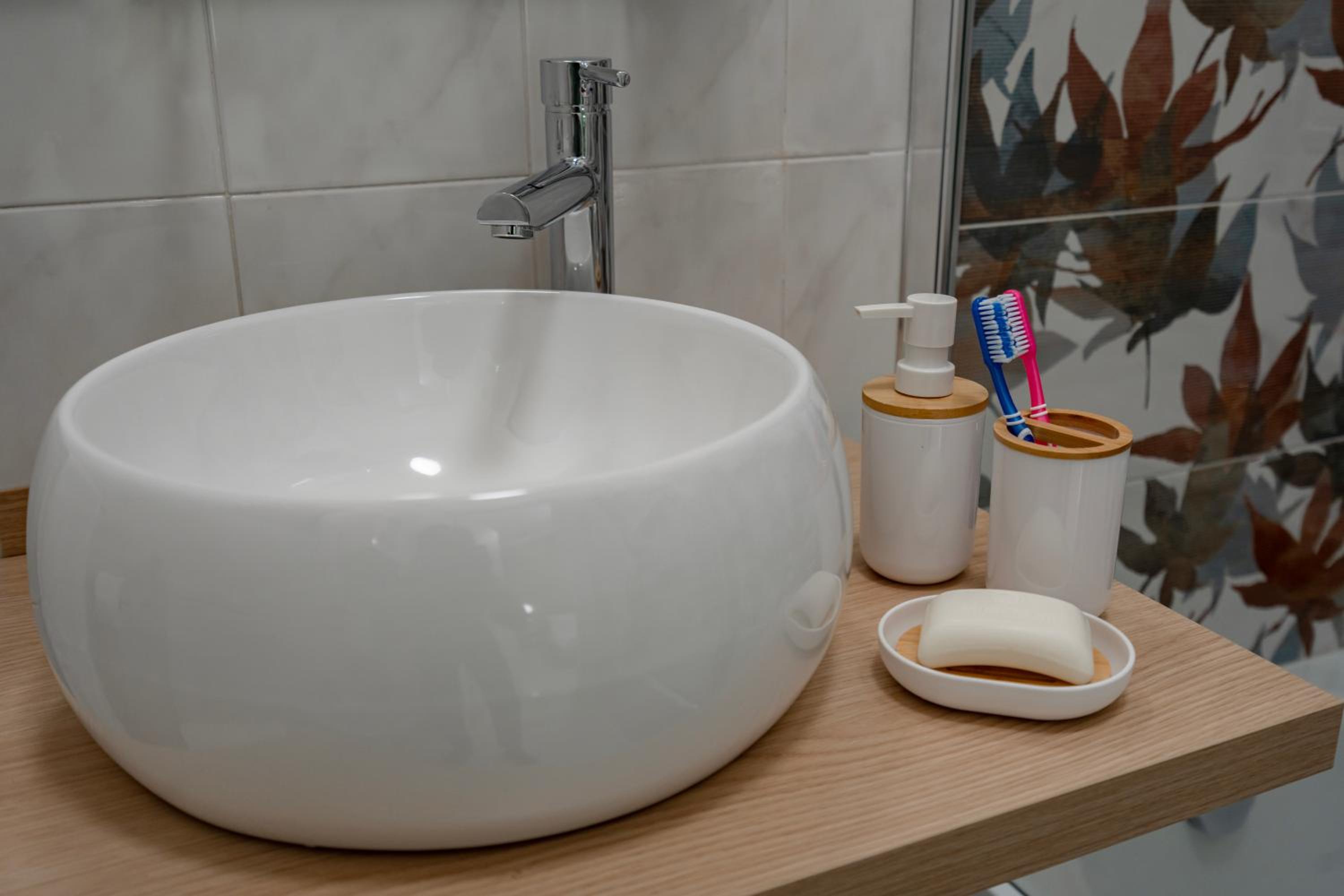 Large Double Room - Photo 6