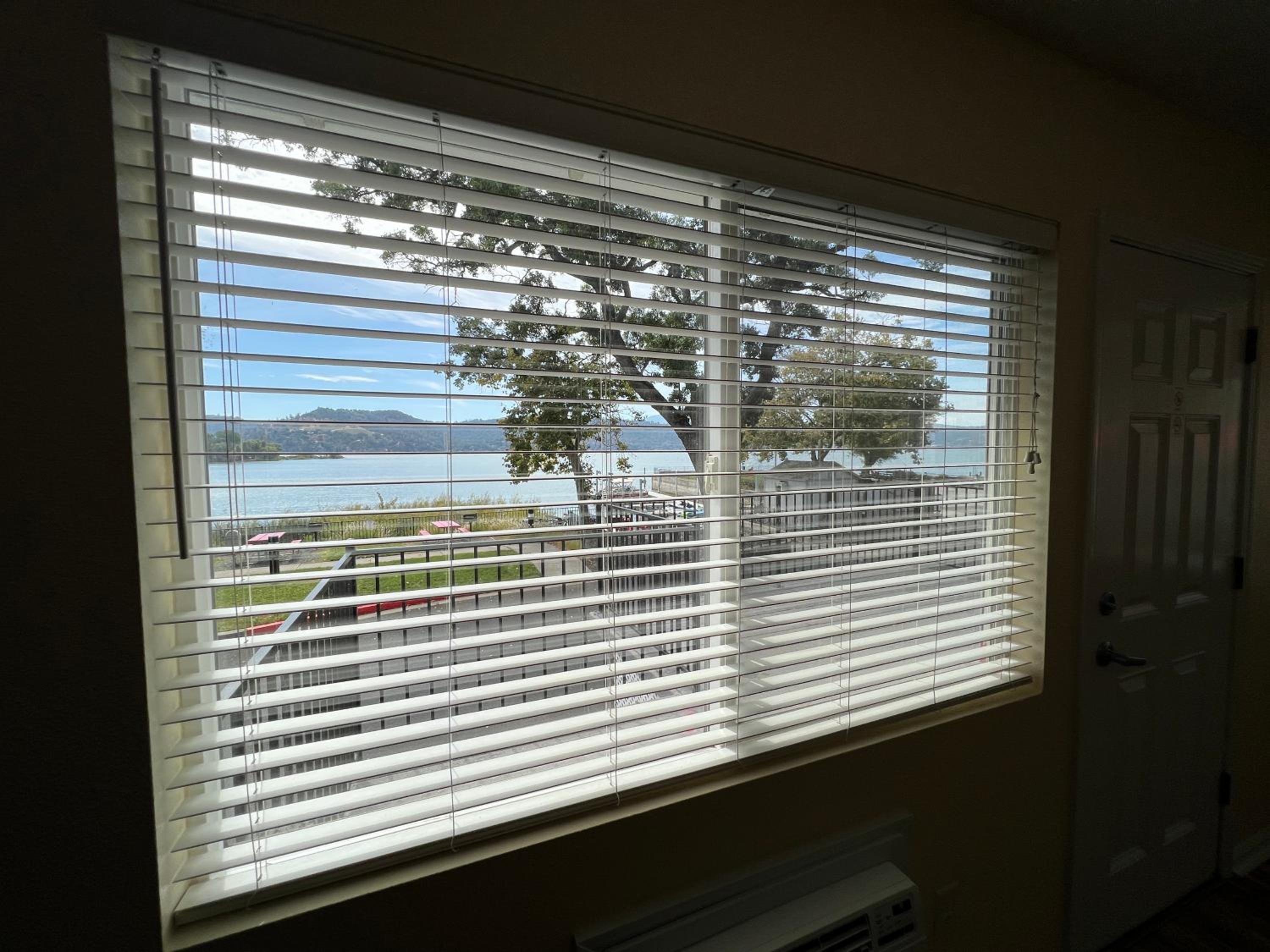 Deluxe Queen Suite, photo 6
