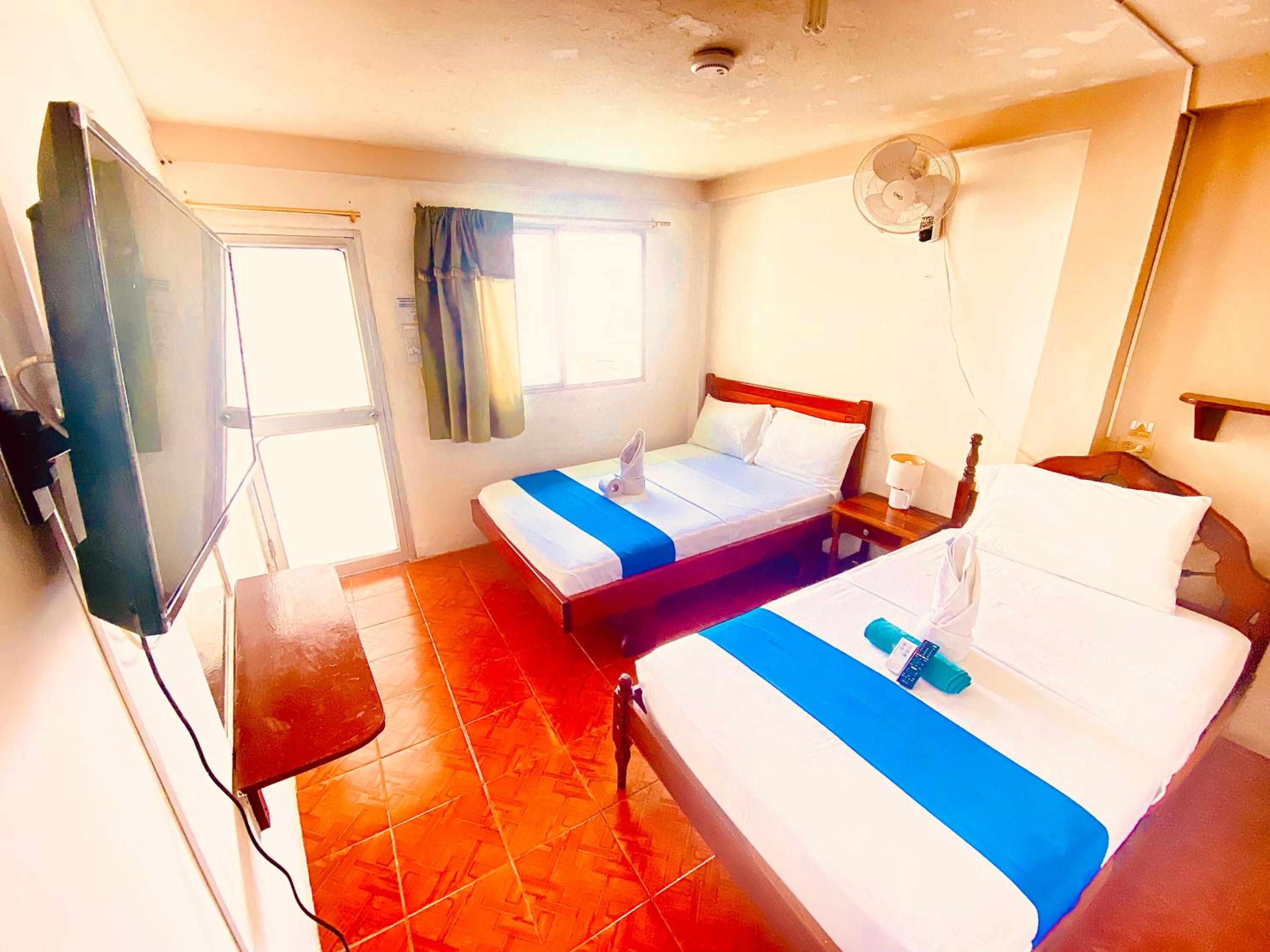 Economy Triple Room photo 3