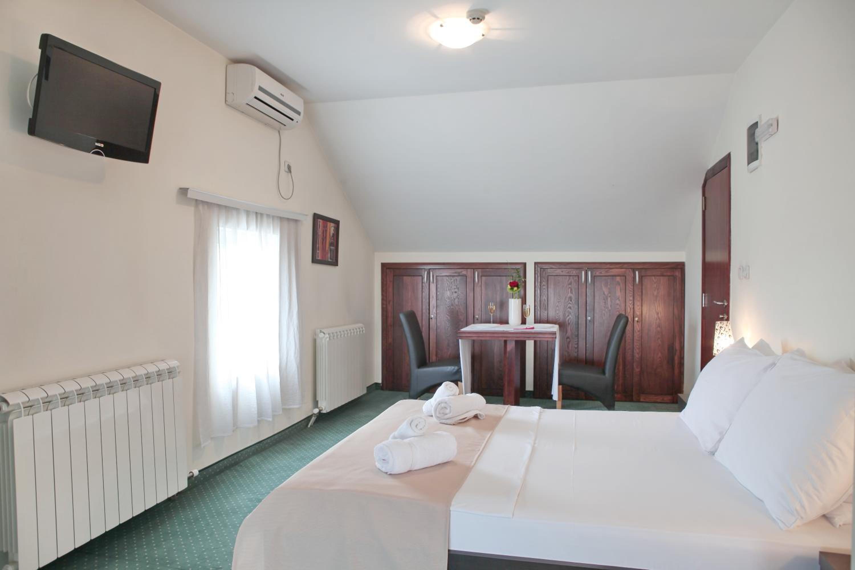 Economy Double Room - Photo 6