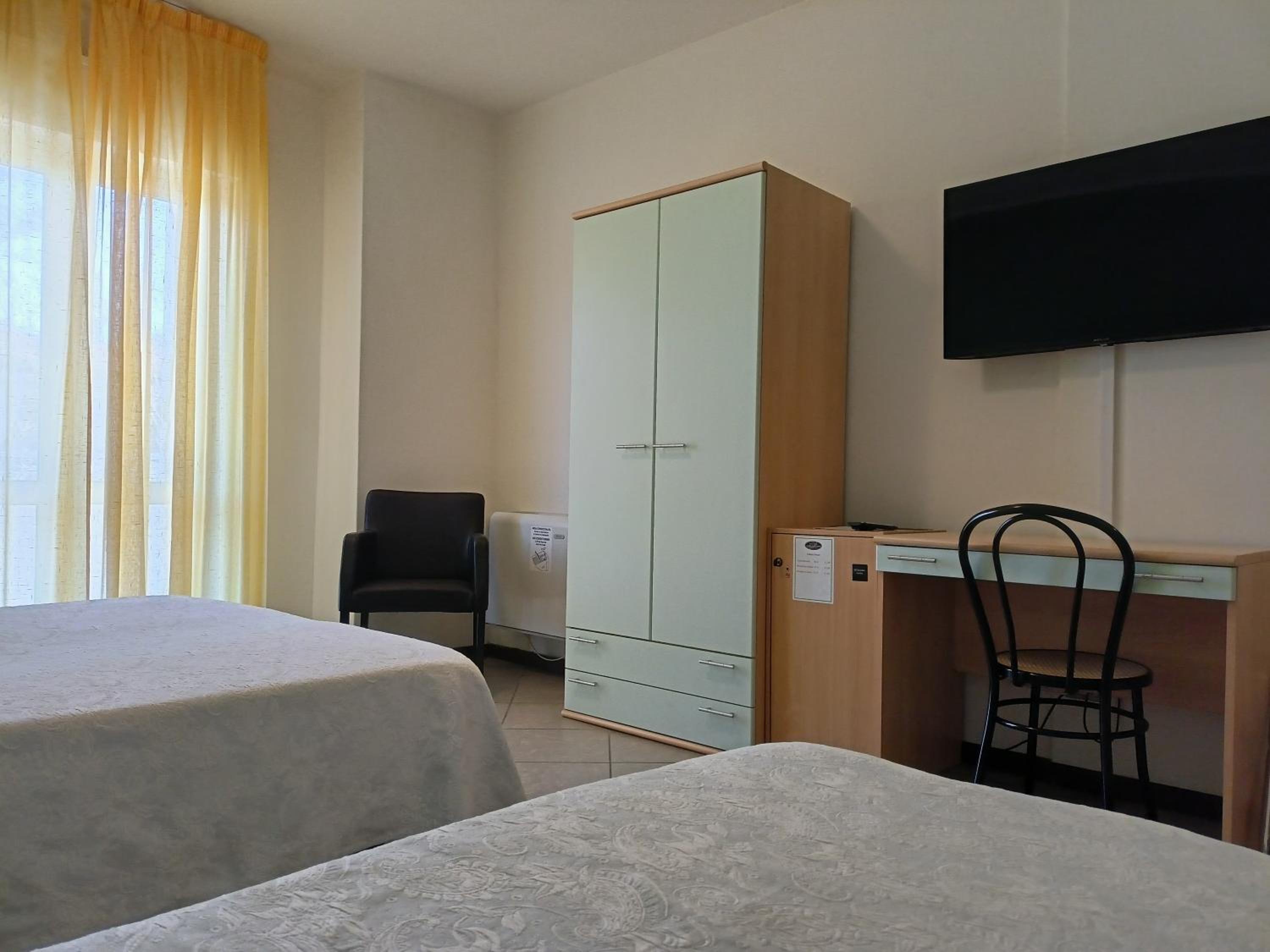 Quadruple Room with Balcony - Photo 2